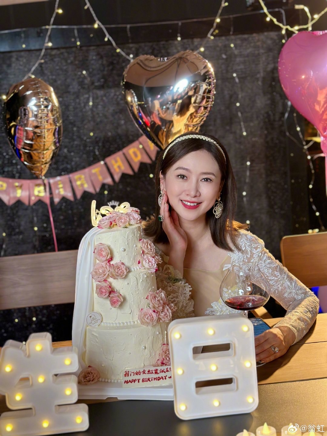 港星翁虹2007年二婚，如今婚姻美滿。（翁虹微博）