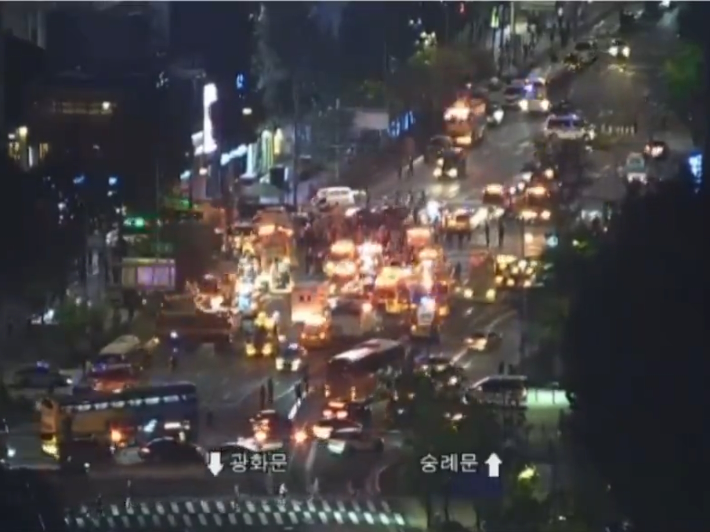 南韓首爾地鐵市廳站附近1日發生一起逆向9死車禍，目前案情仍疑點重重。（翻攝自Ｘ）