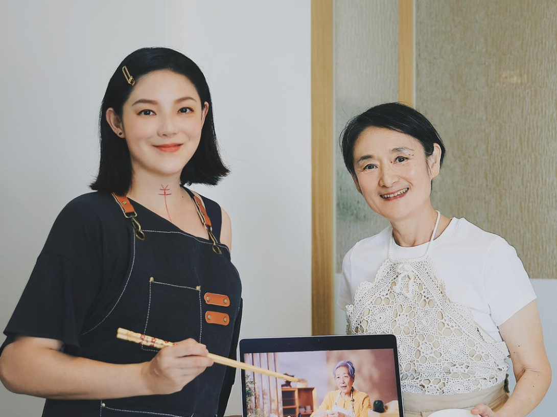 女星歐陽靖（左）透露，母親譚艾珍（右）在2個月前遭詐騙。（翻攝自歐陽靖臉書）