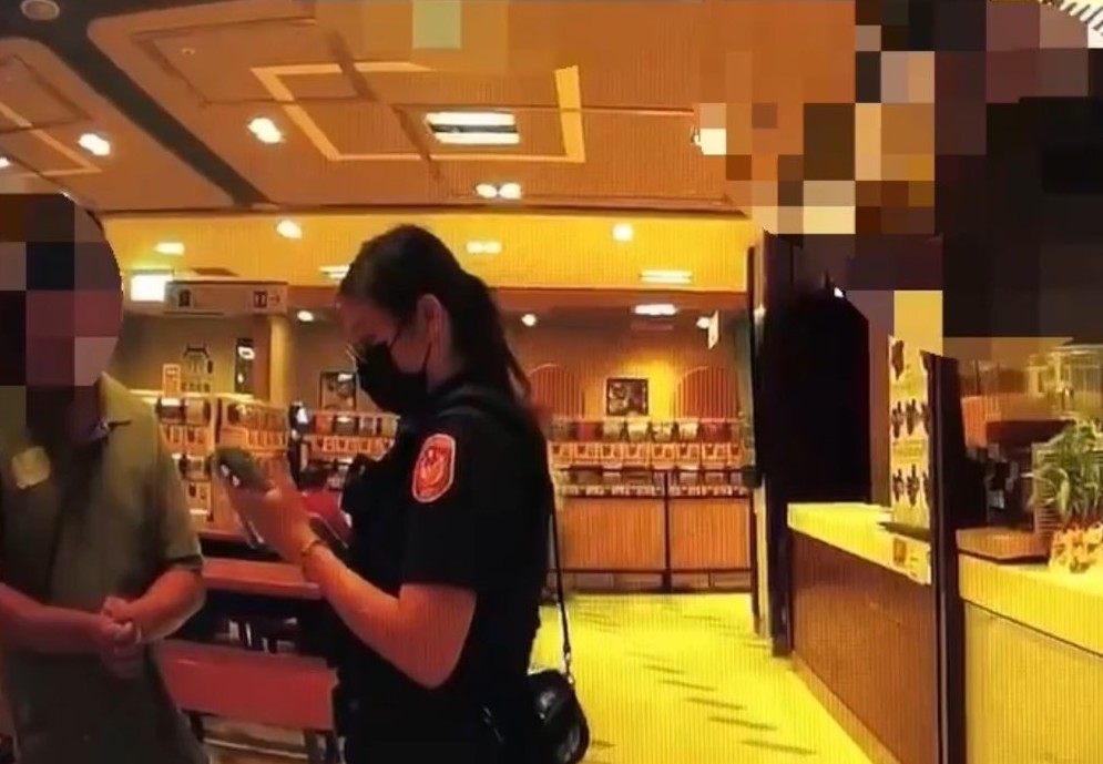 警方到場時，偷吃餐點的吳男（左）稱以為是沒人要得自己才吃。（翻攝畫面）