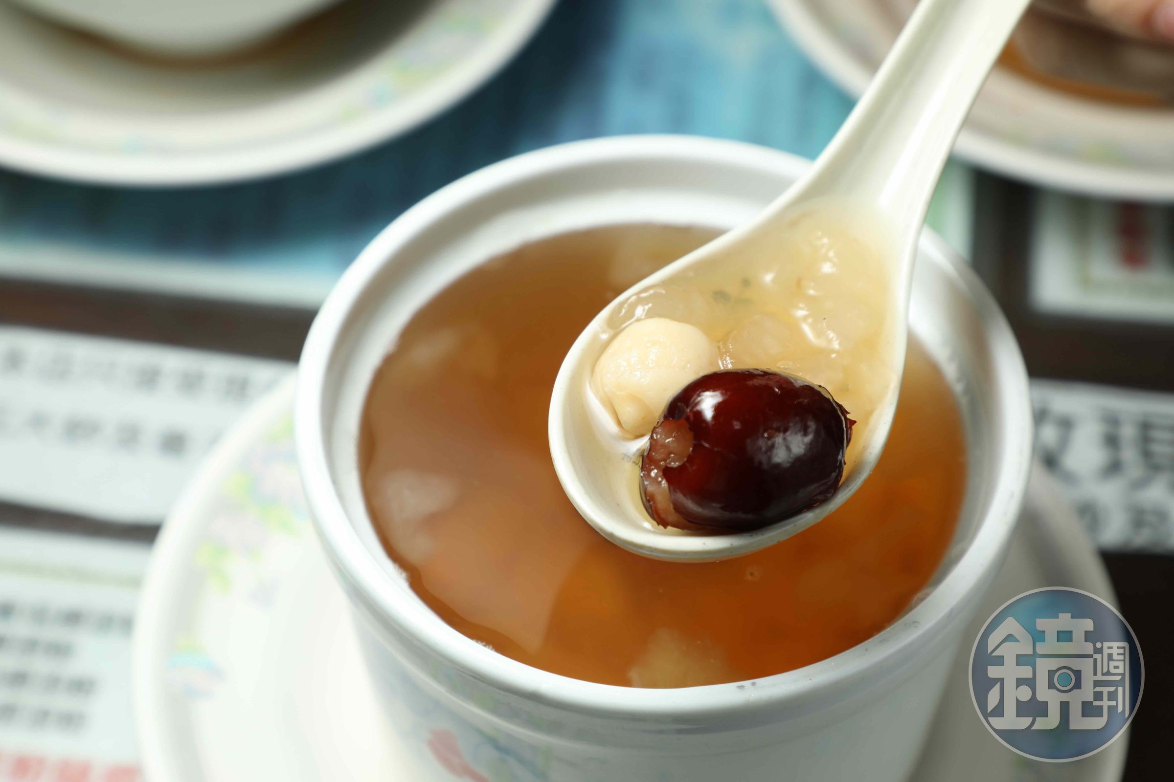 養顏美容的「紅蓮雪蛤膏」，以雪蛤搭配紅棗、蓮子與冰糖燉煮，口感順滑有彈性，滋味清甜。（港幣70元／小碗，約NT$284）