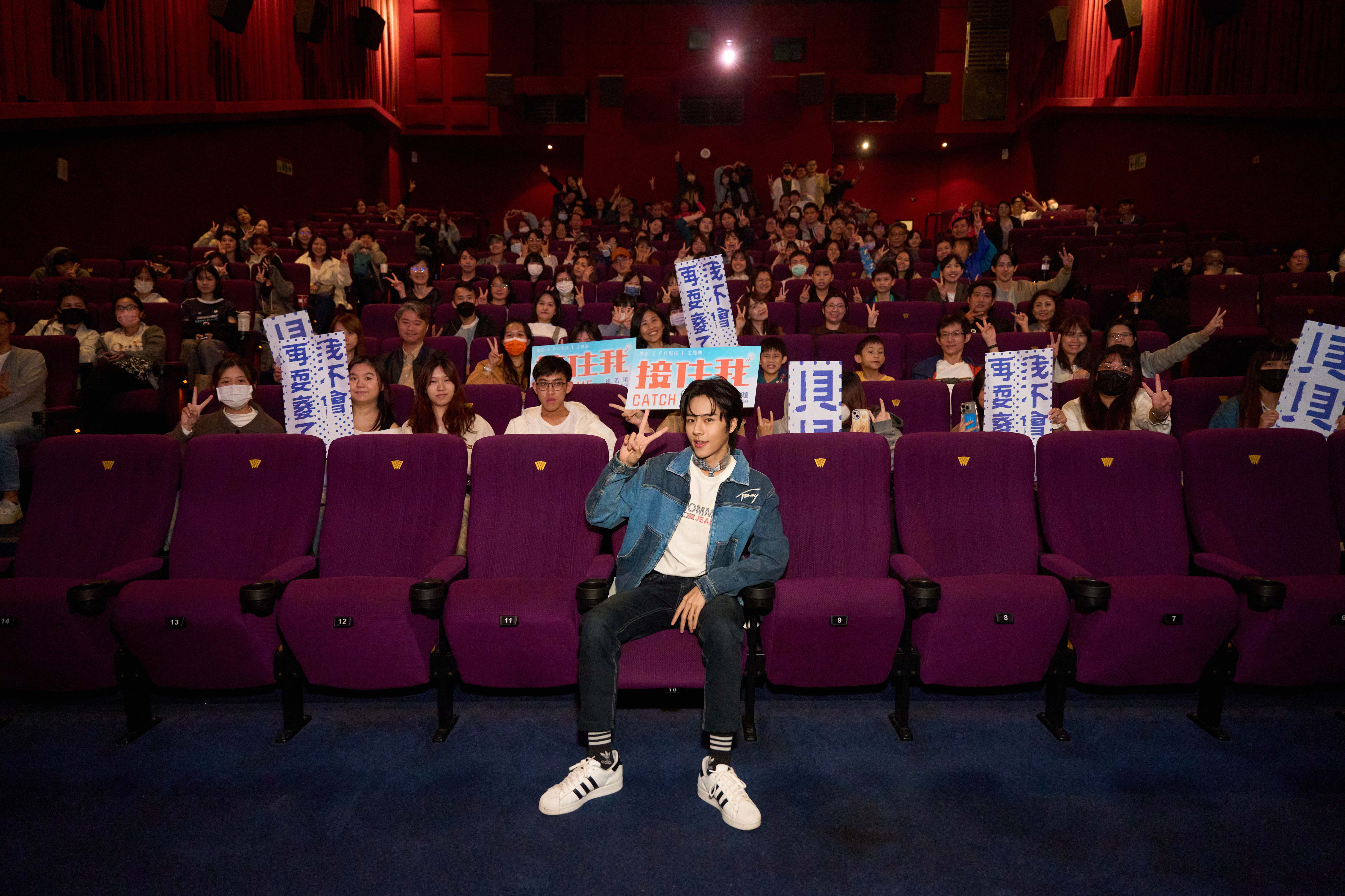 林佳辰昨天驚喜現身信義威秀影城包場活動。（索尼音樂提供）