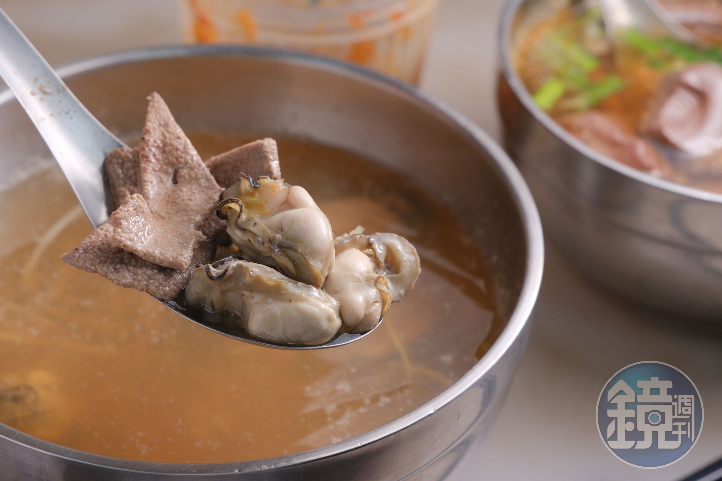 用肥美蚵仔與厚切豬肝熬煮的「海陸湯」，是許多老饕心中不到百元的能量補給。（彭仁義攝）