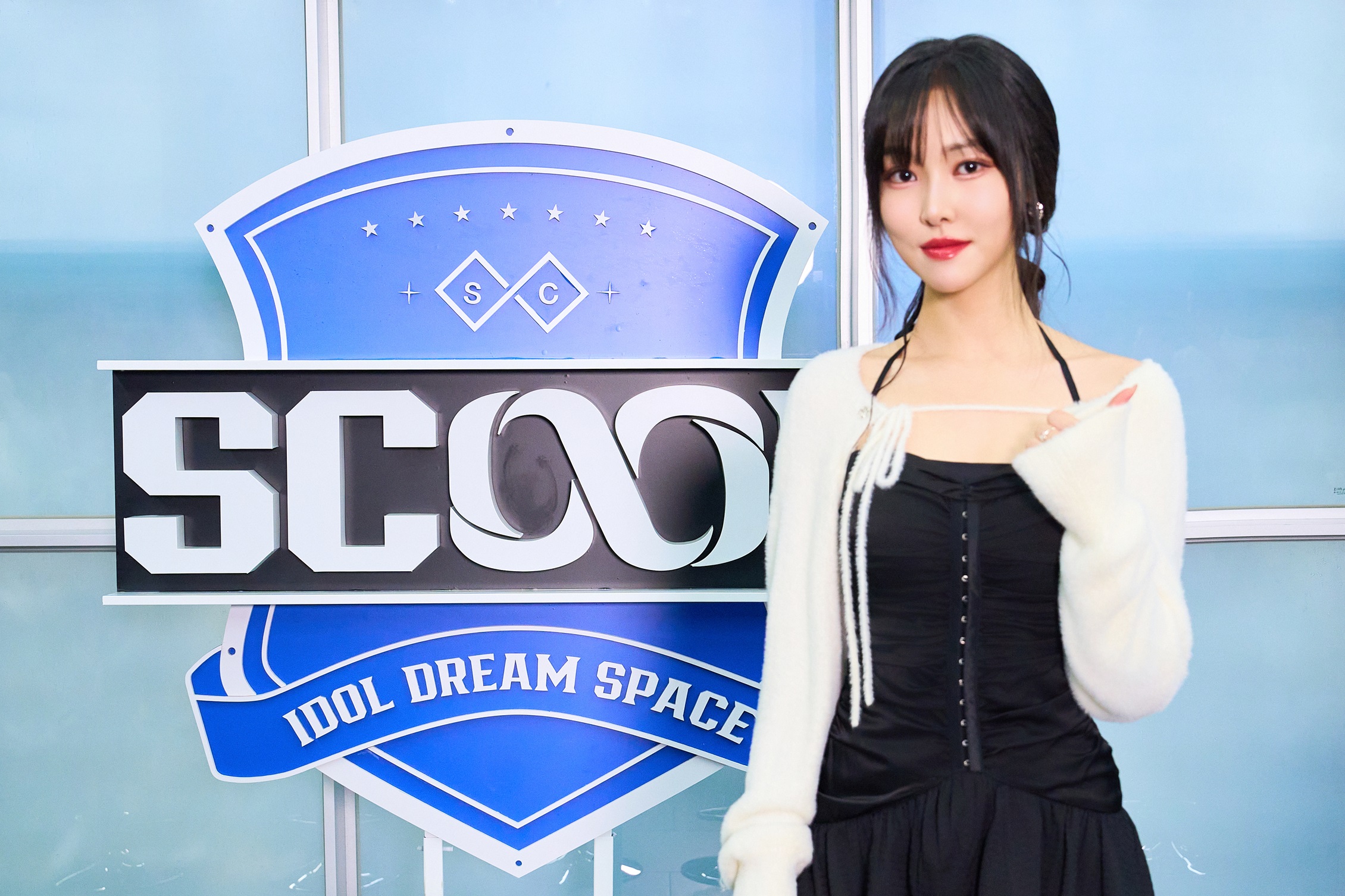 GFRIEND的YUJU被開玩笑說她依個人喜好挑選手，緊張地搖手否認。（天空娛樂提供）