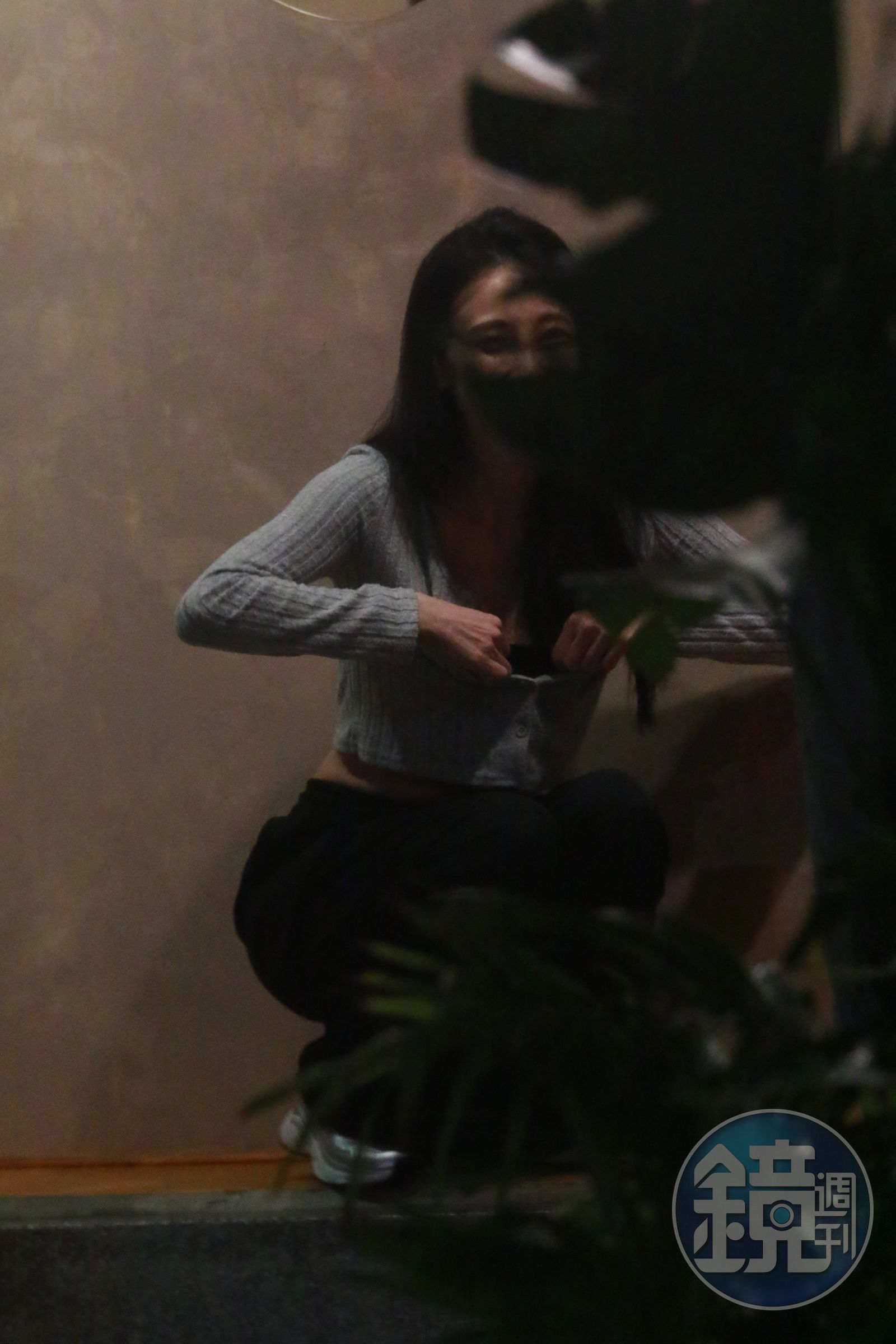 感覺來了就要喬乳，瑤瑤特地蹲下，嚴防溝中春光外曝