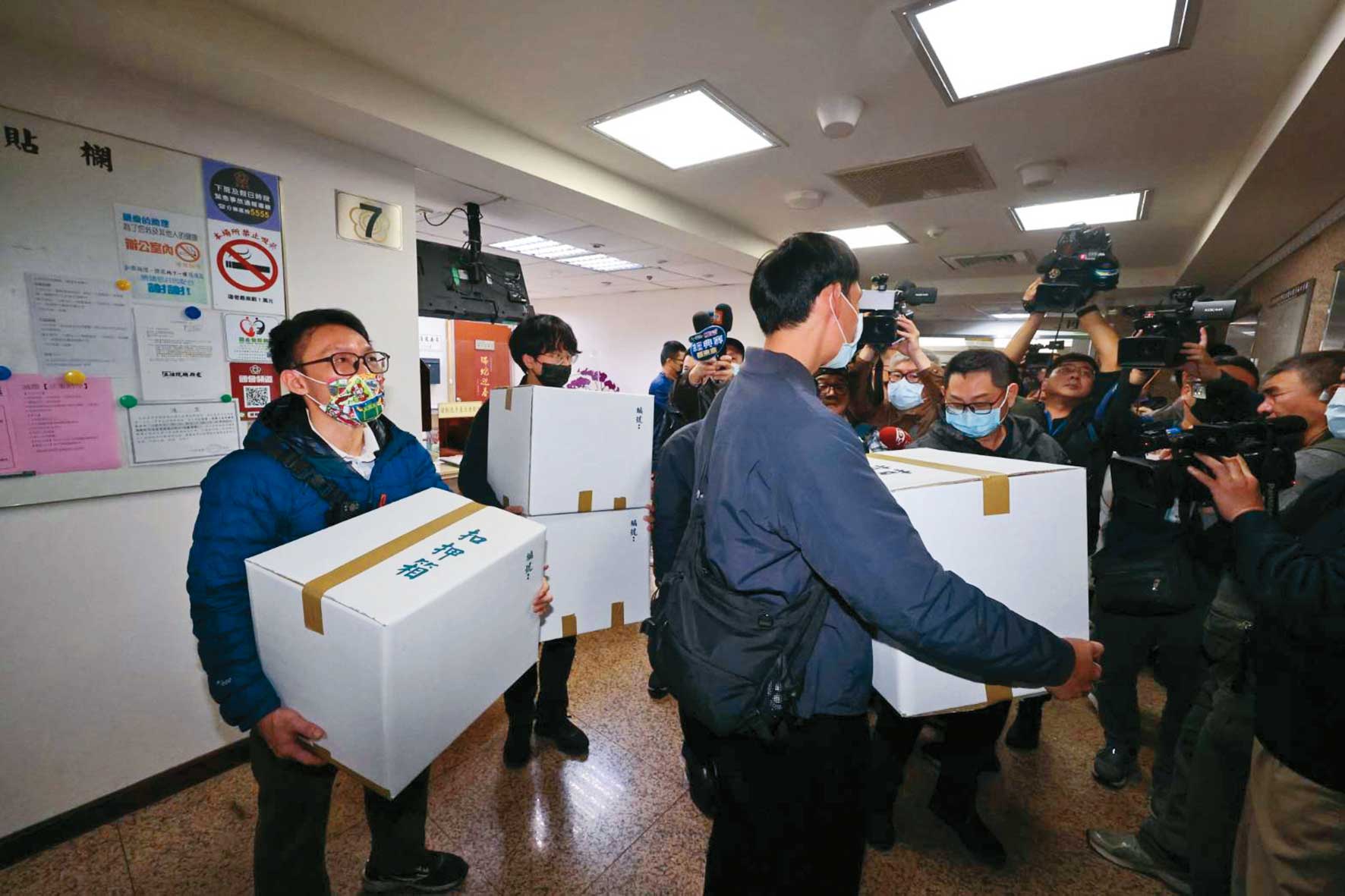 林岱樺指示會計「調節」公費助理薪資，內帳出現「應領」「實領」「須領出」金額，猶如高虹安「小兔帳本」翻版。圖為她辦公室2月遭搜索畫面。