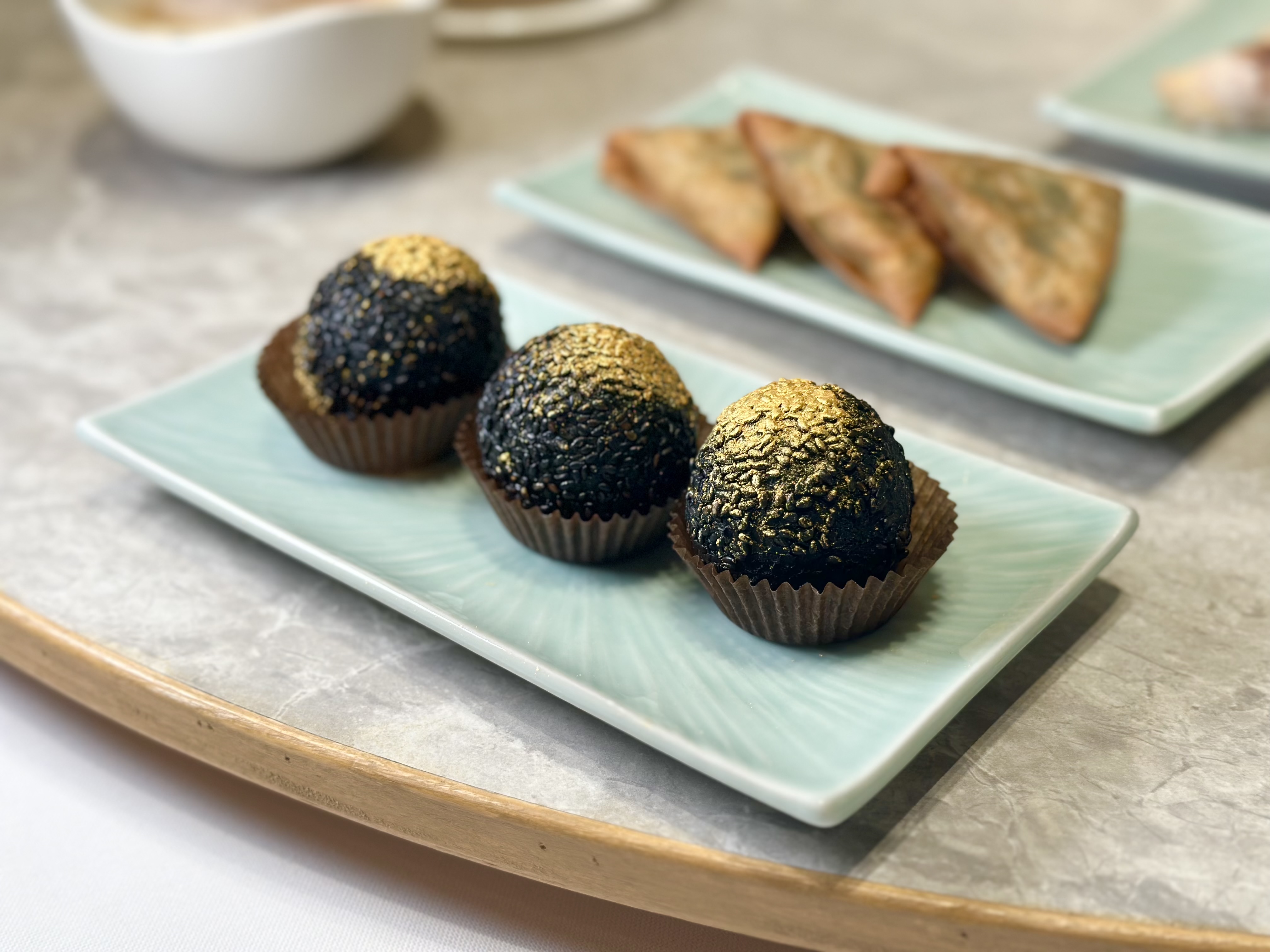 「松露金沙芝麻球」軟糯香甜會爆餡。（128元／份）