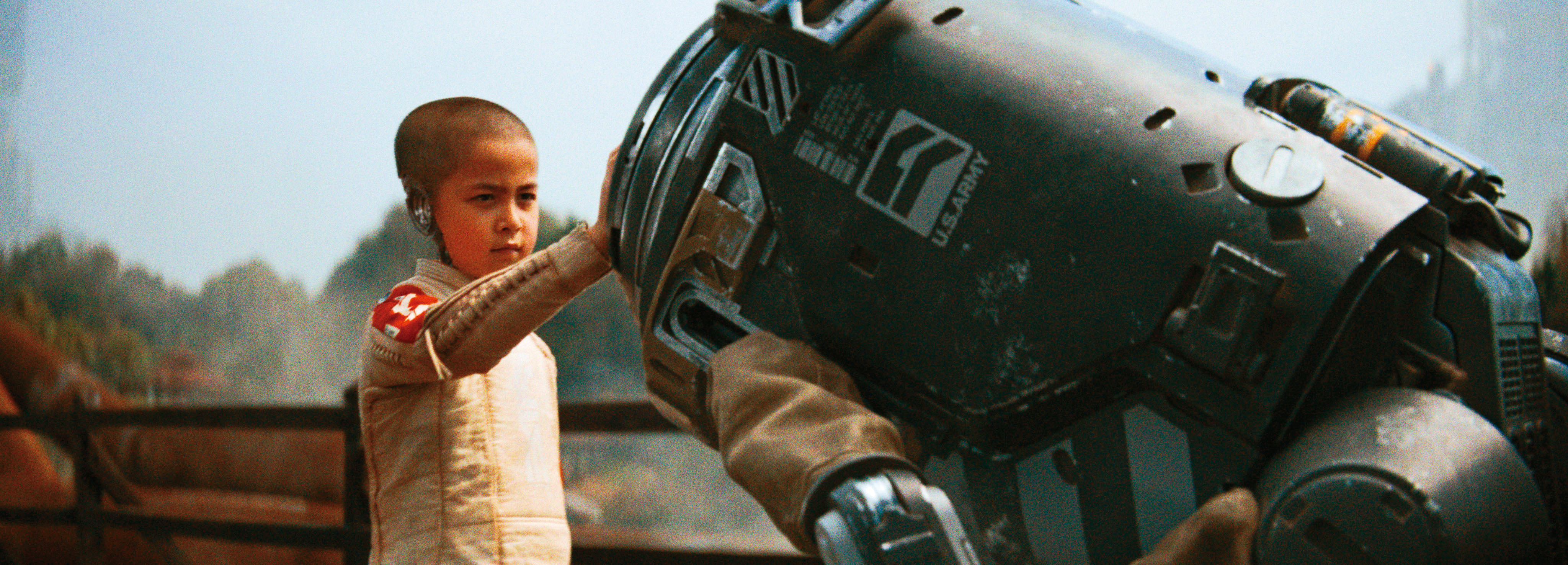 前特種部隊隊員奉命刺殺「A.I.創世者」，卻發現對象是個擁有純真孩童外表的AI。（二十世紀電影提供）