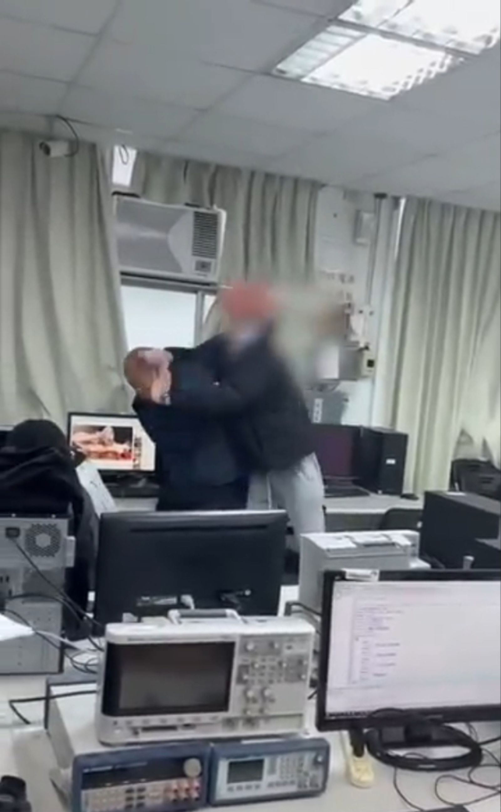 龍華科大學生打老師，畫面被拍下。（翻攝Dcard）