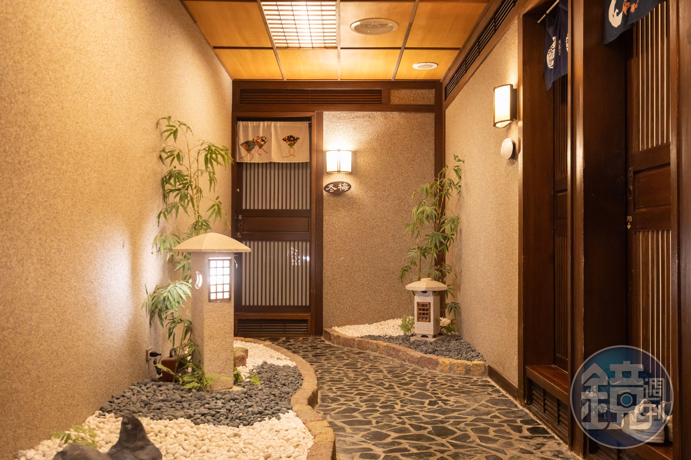 湯屋公共區特意以燈光與造景營造出日本澡堂的懷舊氛圍。