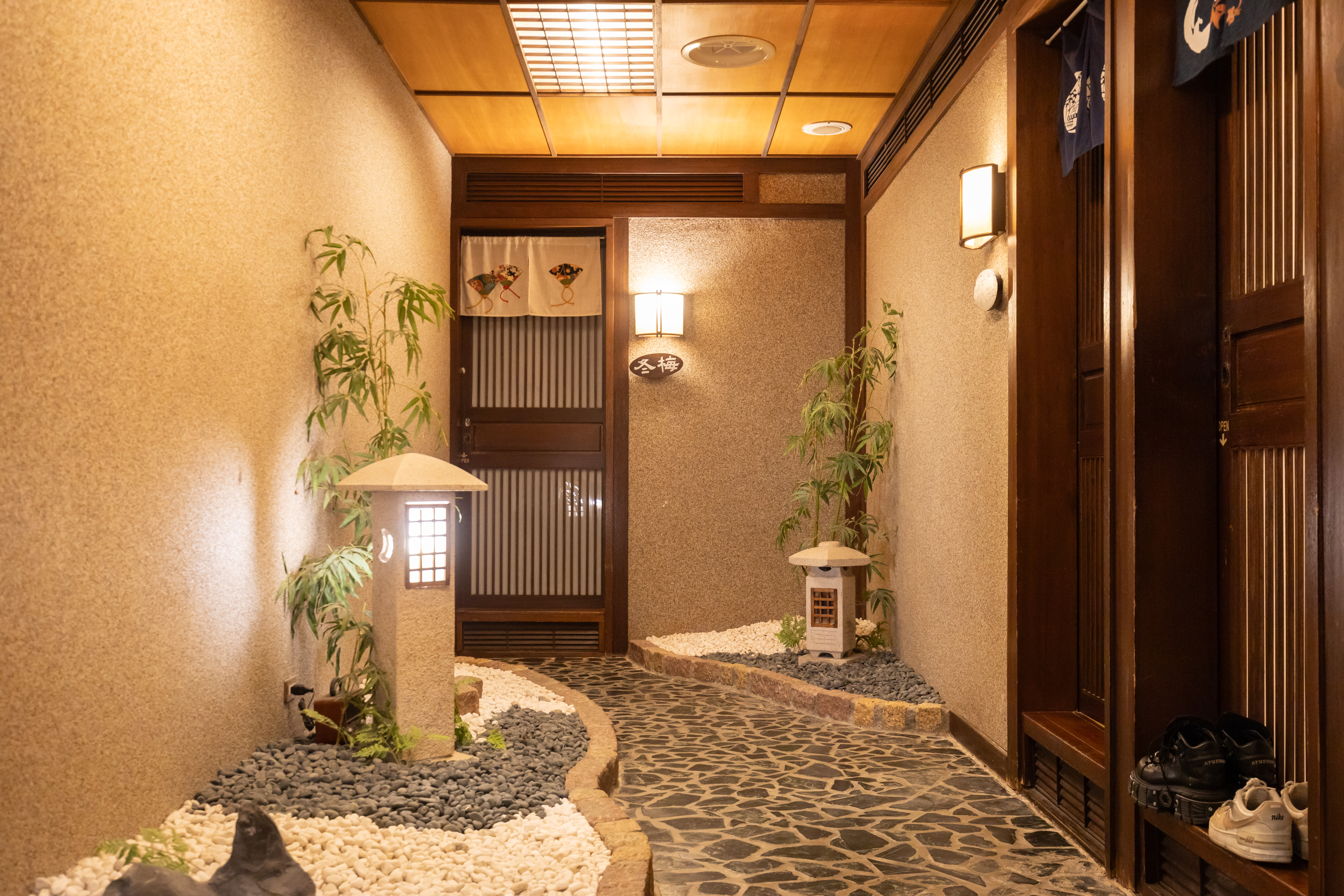 湯屋公共區特意以燈光與造景營造出日本澡堂的懷舊氛圍。