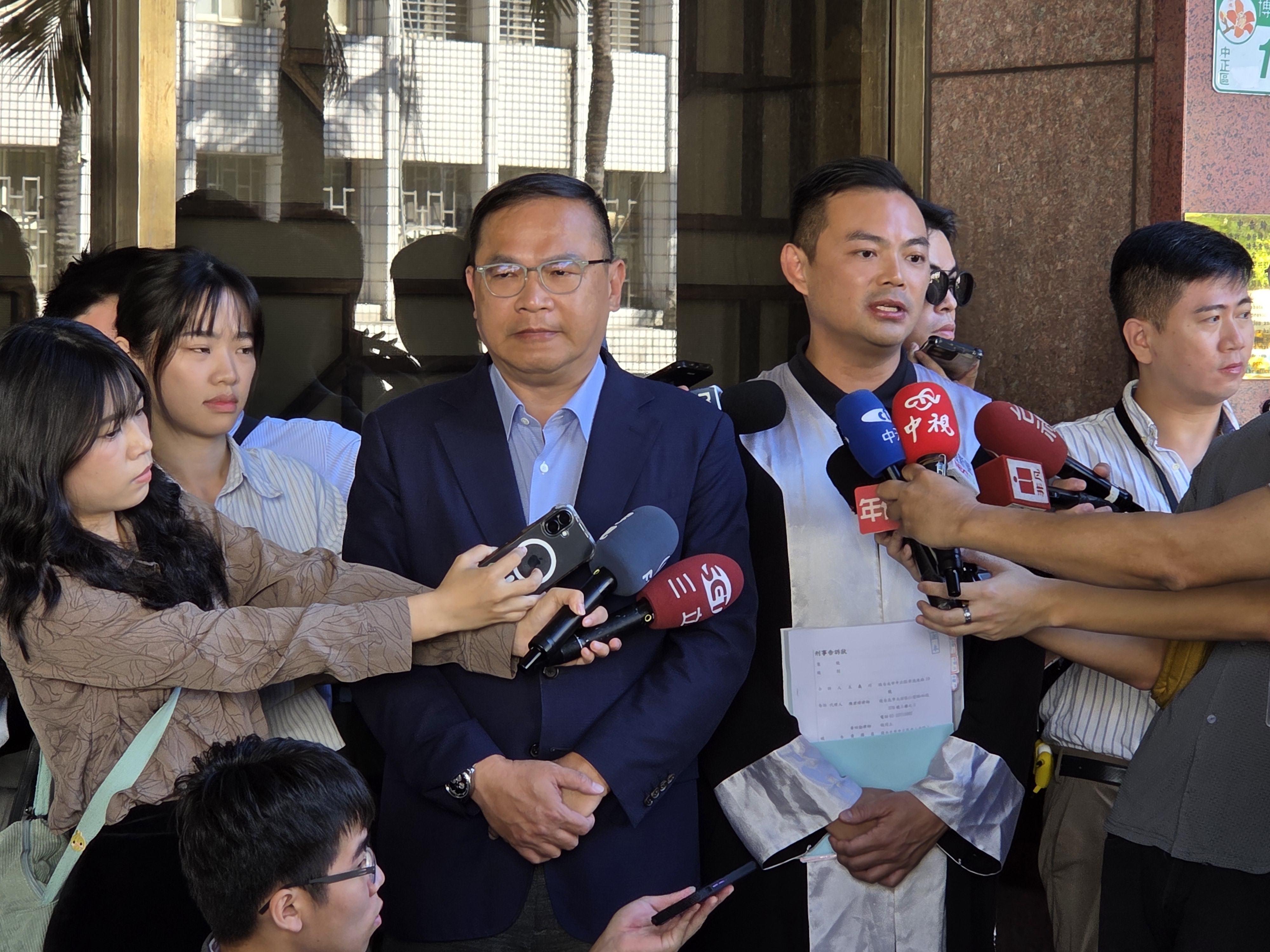王義川今天上午在律師陳君璋陪同下控告黃國昌等7人。