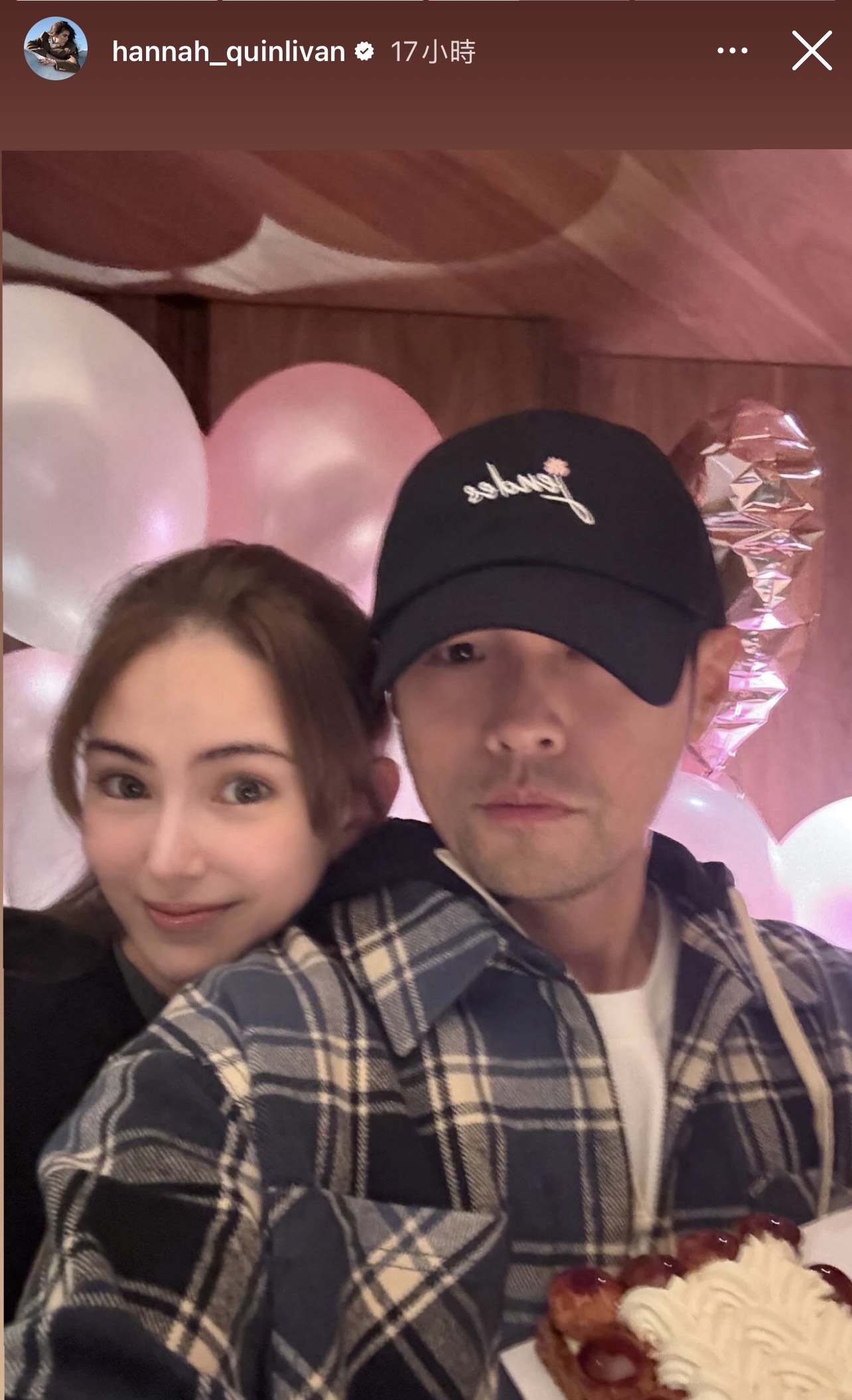 昆凌迎來32歲生日，在社群發文分享心情之外，同時曬出一張靠在周杰倫肩膀上的合照。（翻攝自IG)