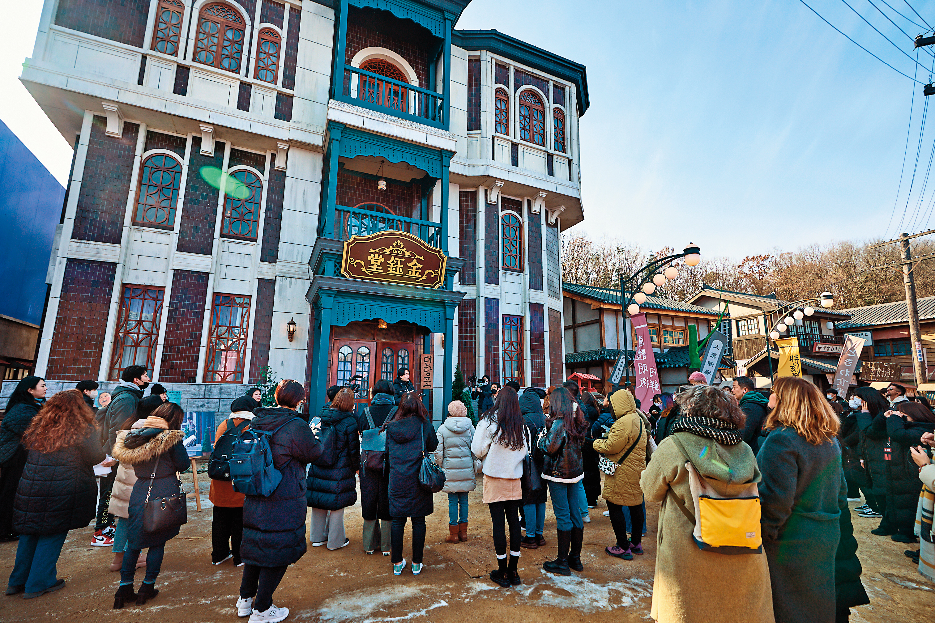 劇組在戶外片場打造佔地1,500平方公尺的京城本町，按照真實比例建造主要場景金鈺堂。（Netflix提供）