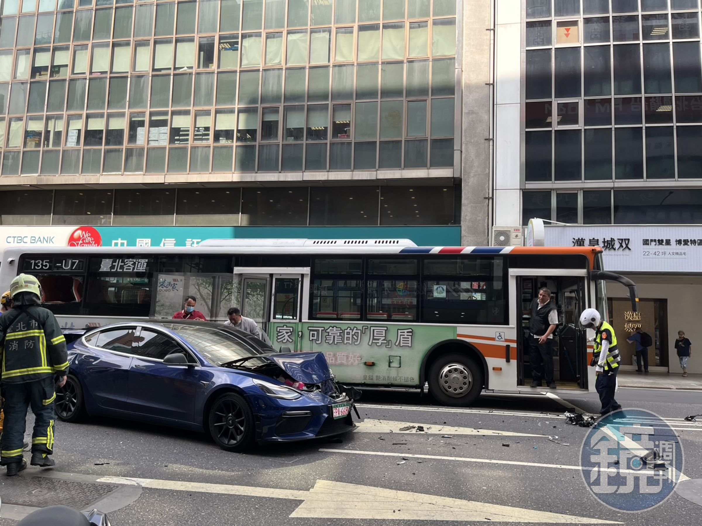公車遭撞,只能停在大馬路上。
