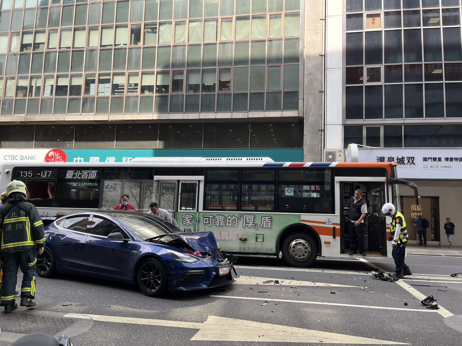  公車遭撞，只能停在大馬路上。