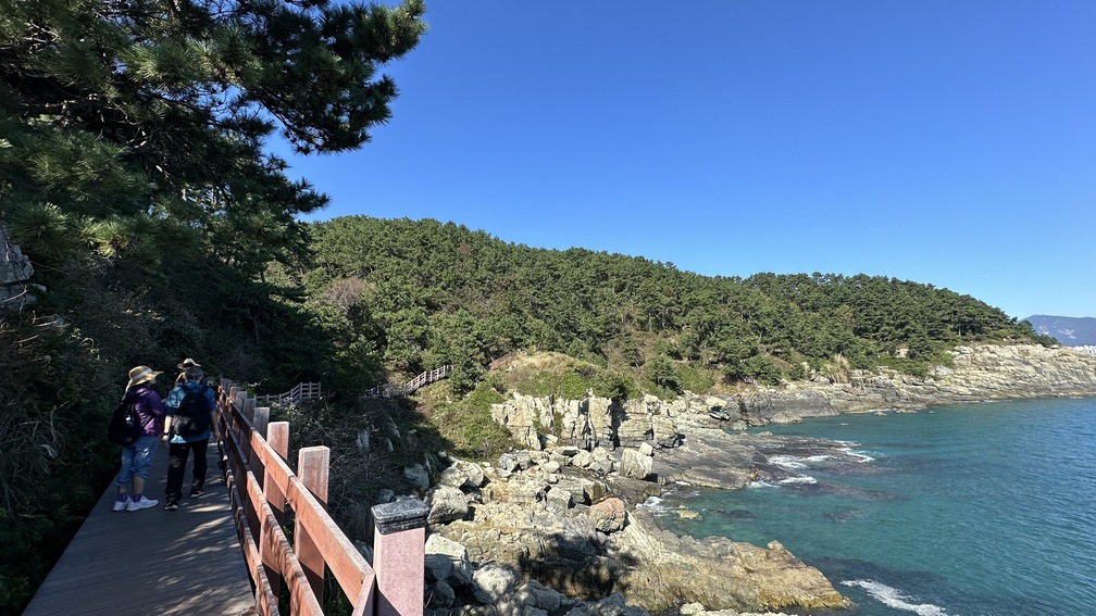 沿途的步道大多都是「海景第一排」。