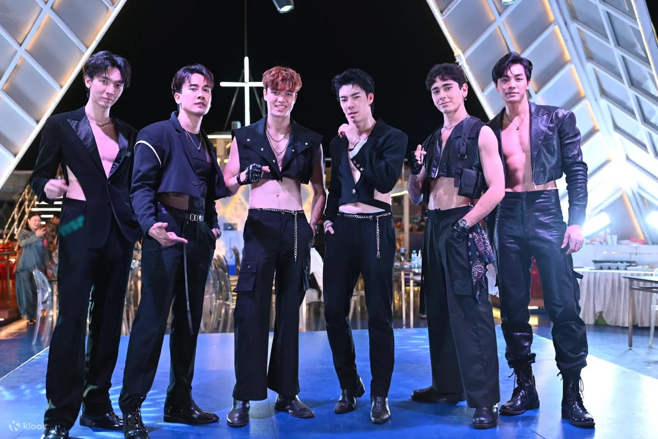 海洋天空遊輪晚宴上提供精彩的人妖秀與猛男表演。（Klook提供）