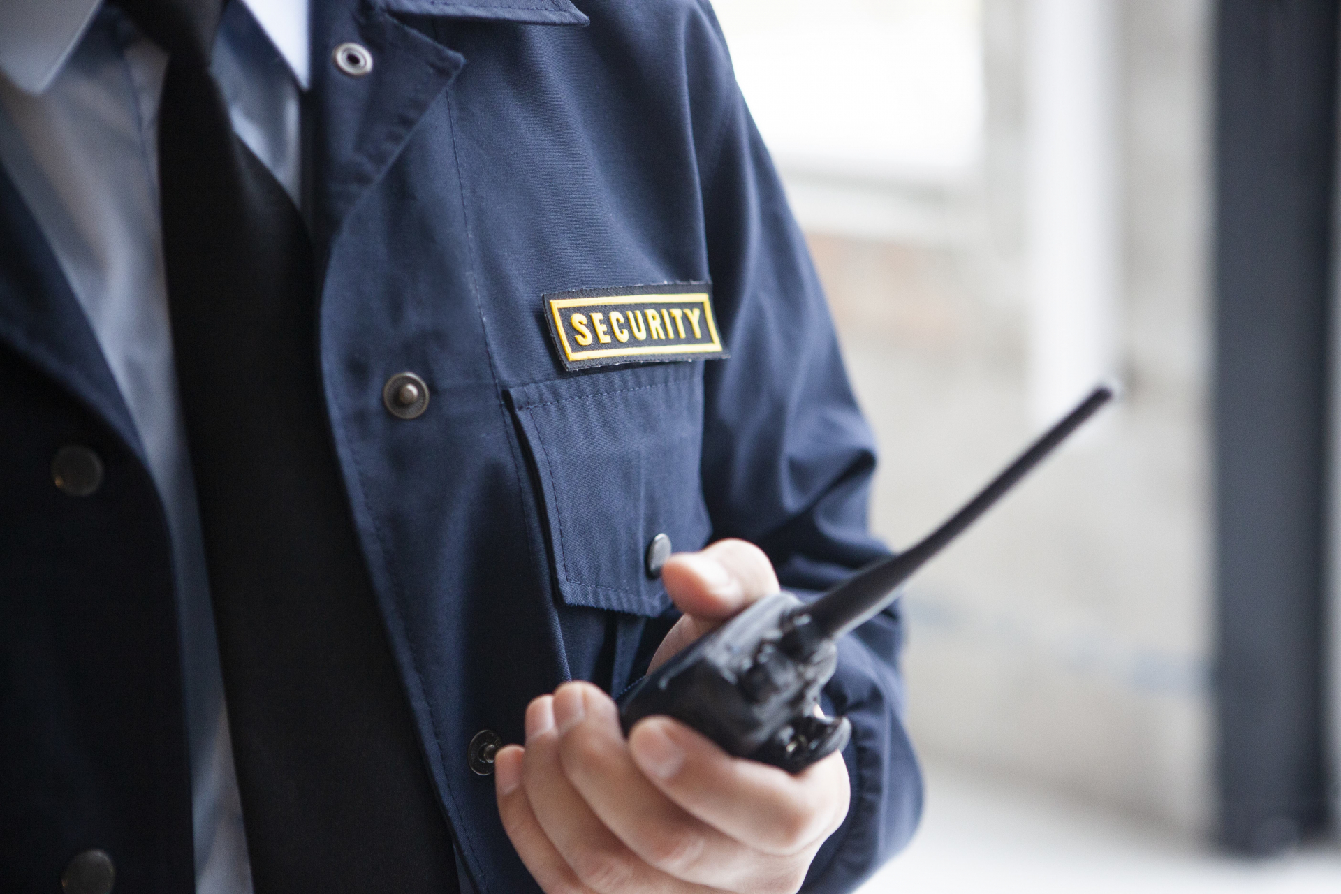 網友發現自己社區新來的保全竟畢業國立大學，還曾是竹科工程師。（示意圖，photoAC）