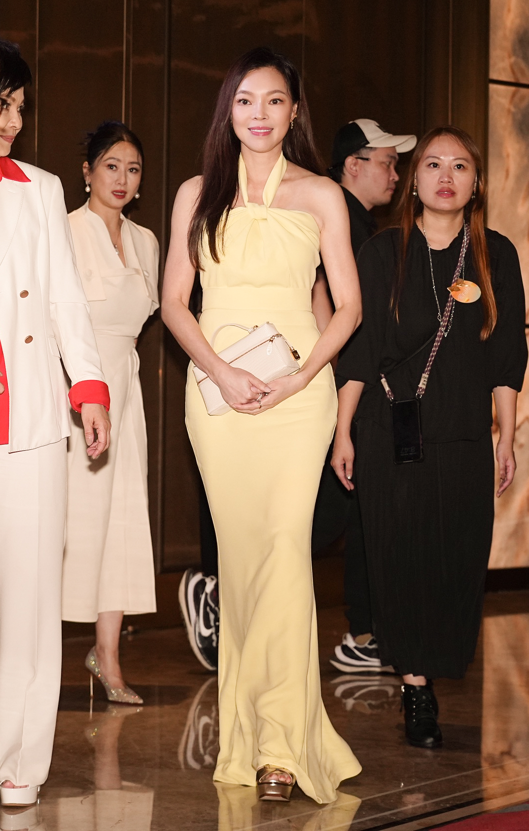 曾馨瑩手上的Loro Piana巨蜥皮Extra Bag L23帶有光澤質感。約NT$260,000（蕭志傑攝）       