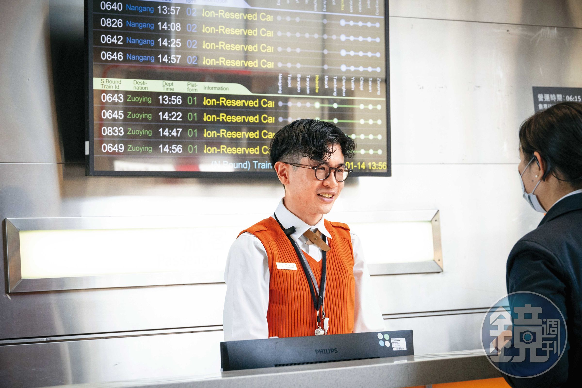 范家康（左）說，最常被乘客詢問的，是交通轉乘問題。