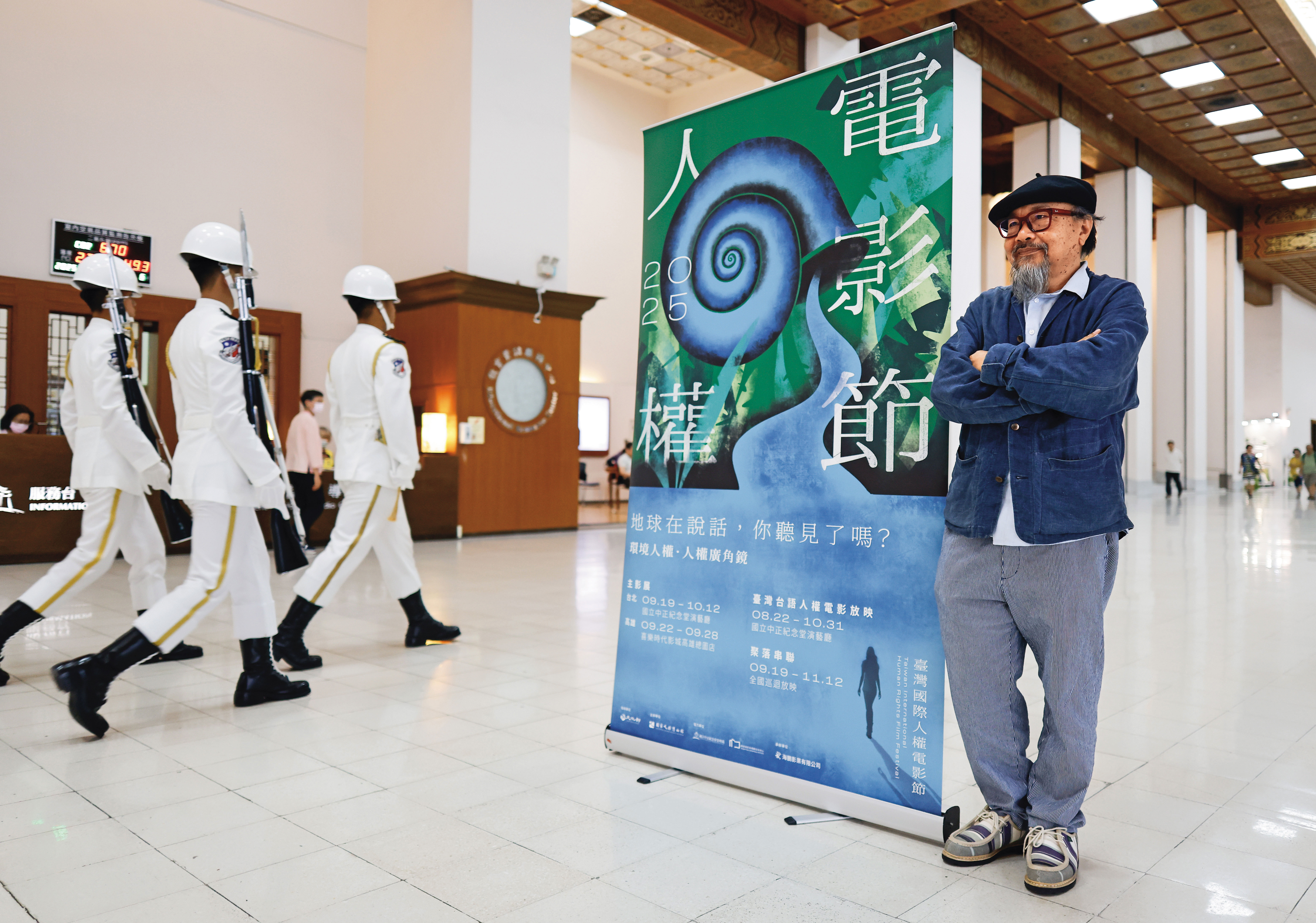 潘禮德參訪中正紀念堂，恰逢三軍儀隊準備前往蔣介石銅像前行禮。