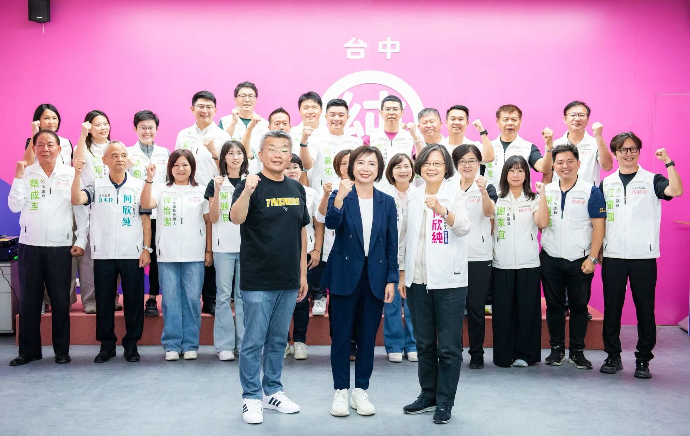 台中市長民進黨候選人何欣純(中),邀請前總統蔡英文(右)擔任榮譽主任委員、立委蔡其昌(左)擔任主任委員,二人日前現身競選總部,為何欣純站台助陣。