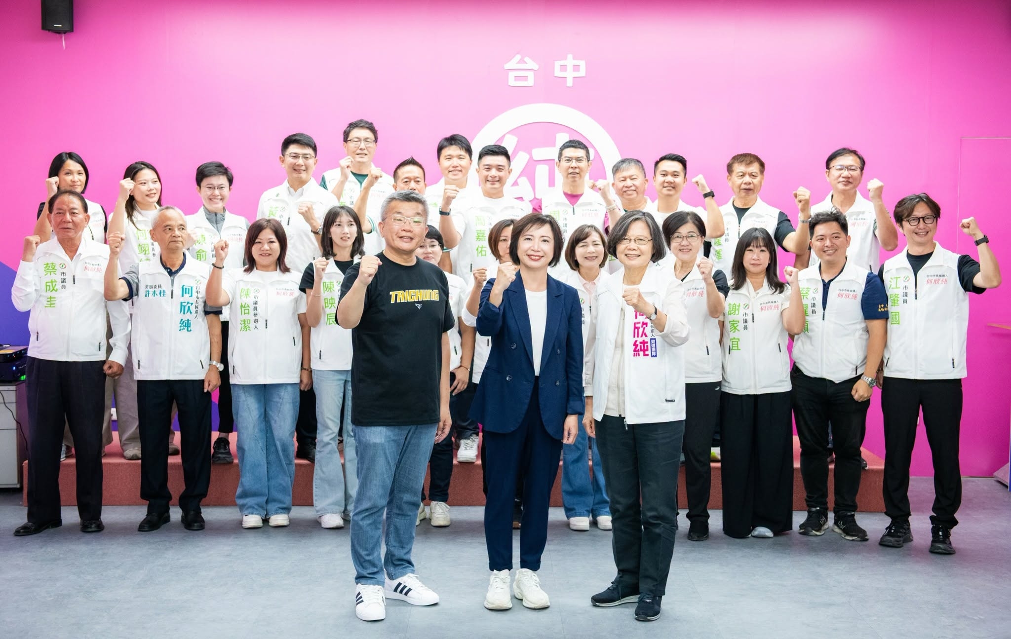 台中市長民進黨候選人何欣純(中),邀請前總統蔡英文(右)擔任榮譽主任委員、立委蔡其昌(左)擔任主任委員,二人日前現身競選總部,為何欣純站台助陣。