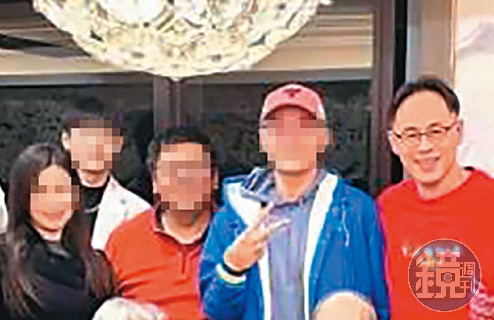 許智超（右1）尚未離婚，卻帶小三（左1）與家人聚餐，十分誇張。（讀者提供）