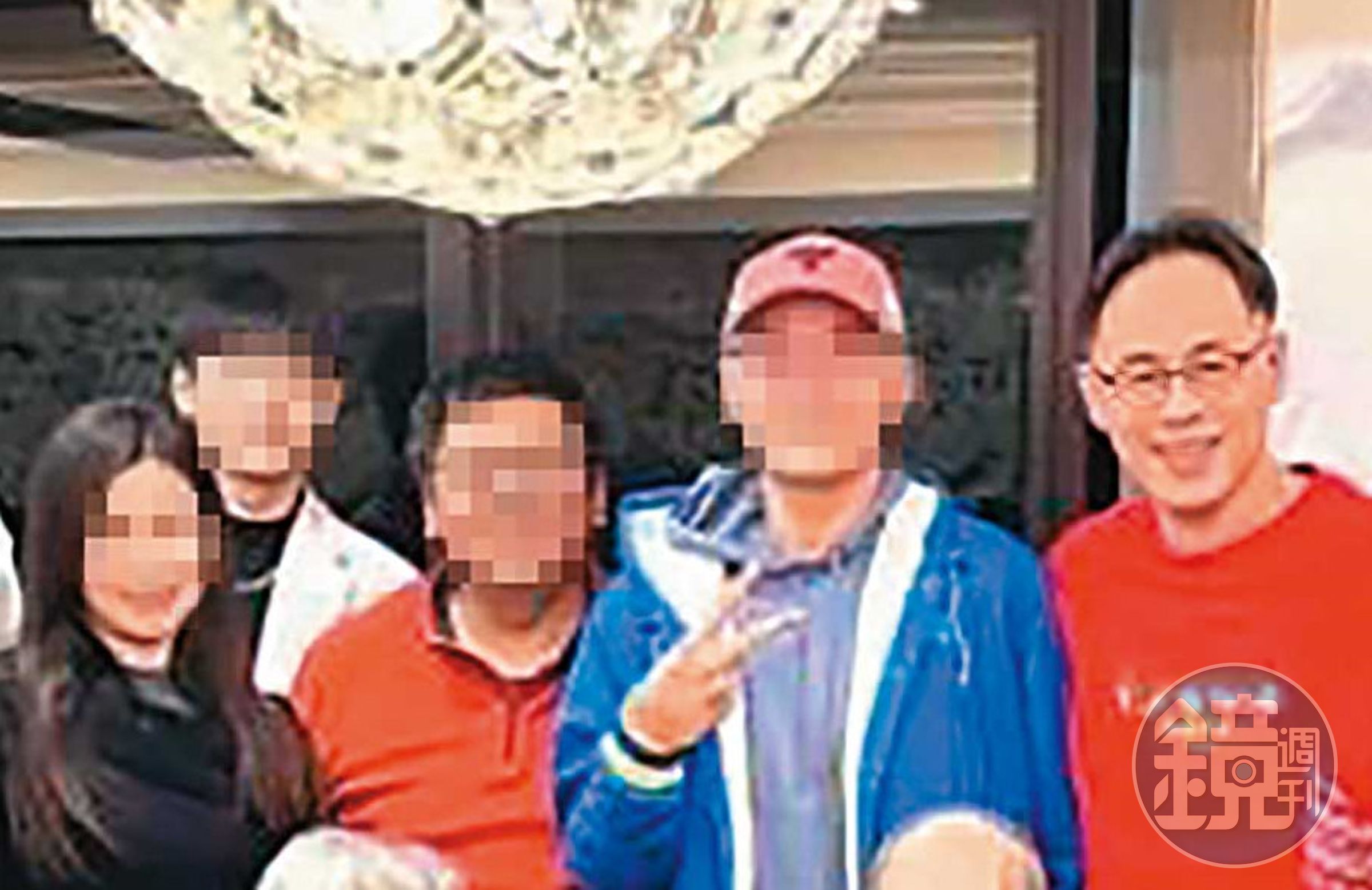 許智超（右1）尚未離婚，卻帶小三（左1）與家人聚餐，十分誇張。（讀者提供）