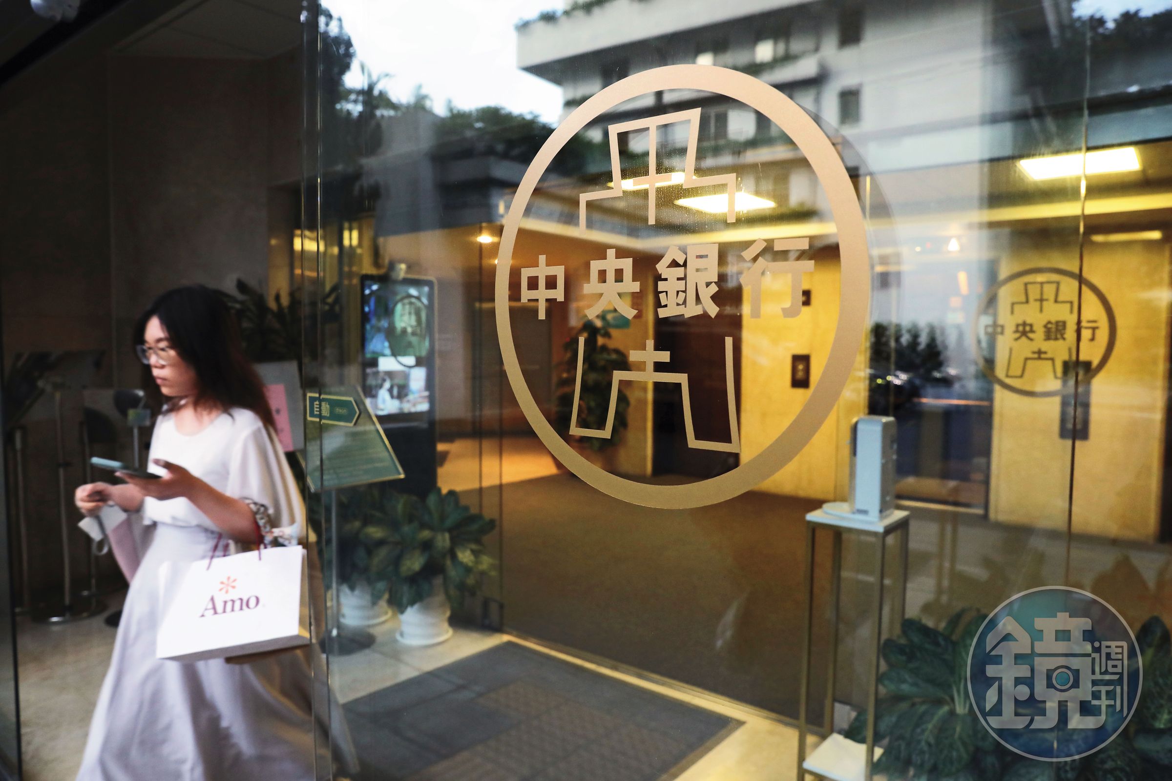央行祭出第七波選擇性信用管制加上限貸令，市場交易量瞬間觸底，打亂景氣循環。