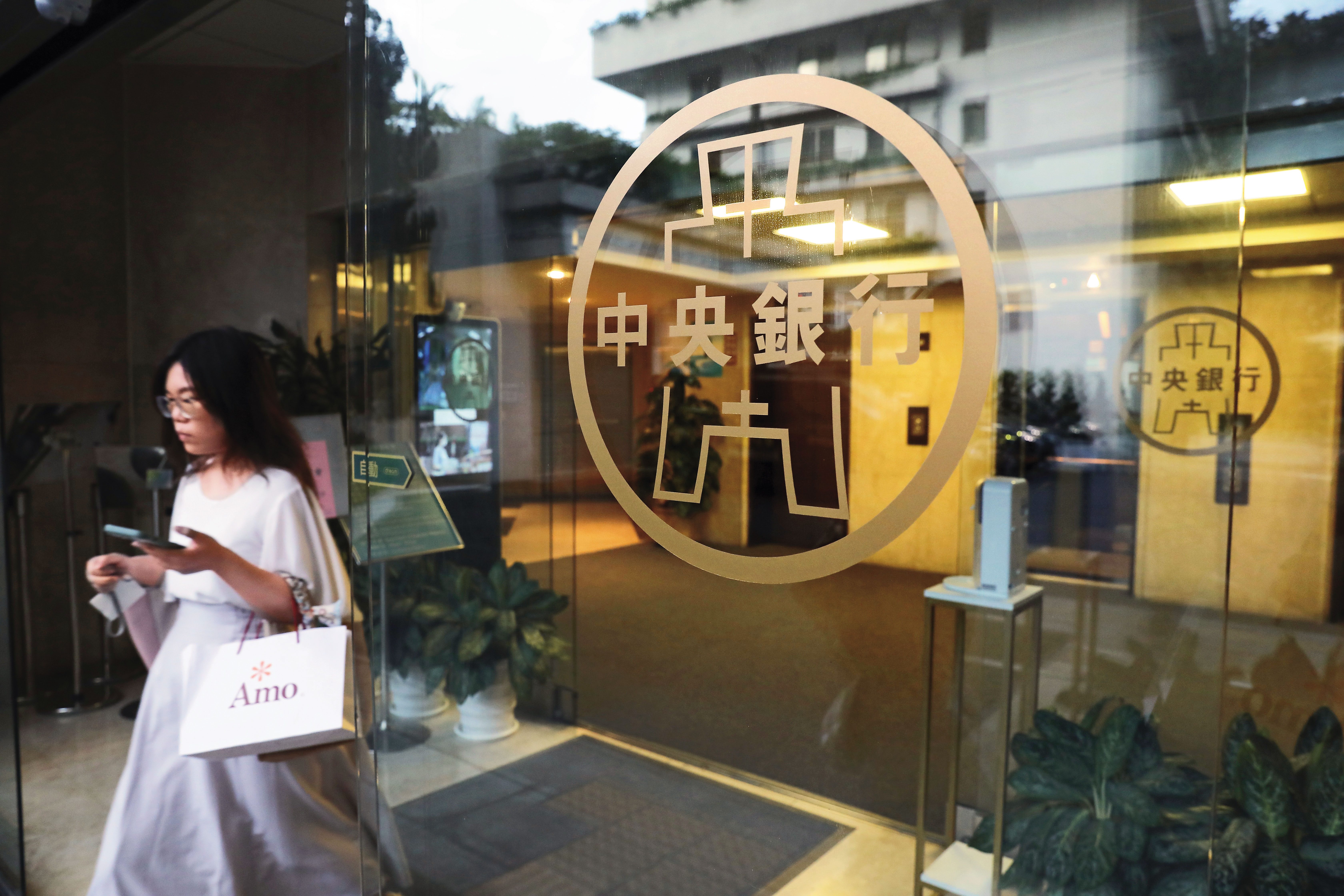央行祭出第七波選擇性信用管制加上限貸令，市場交易量瞬間觸底，打亂景氣循環。