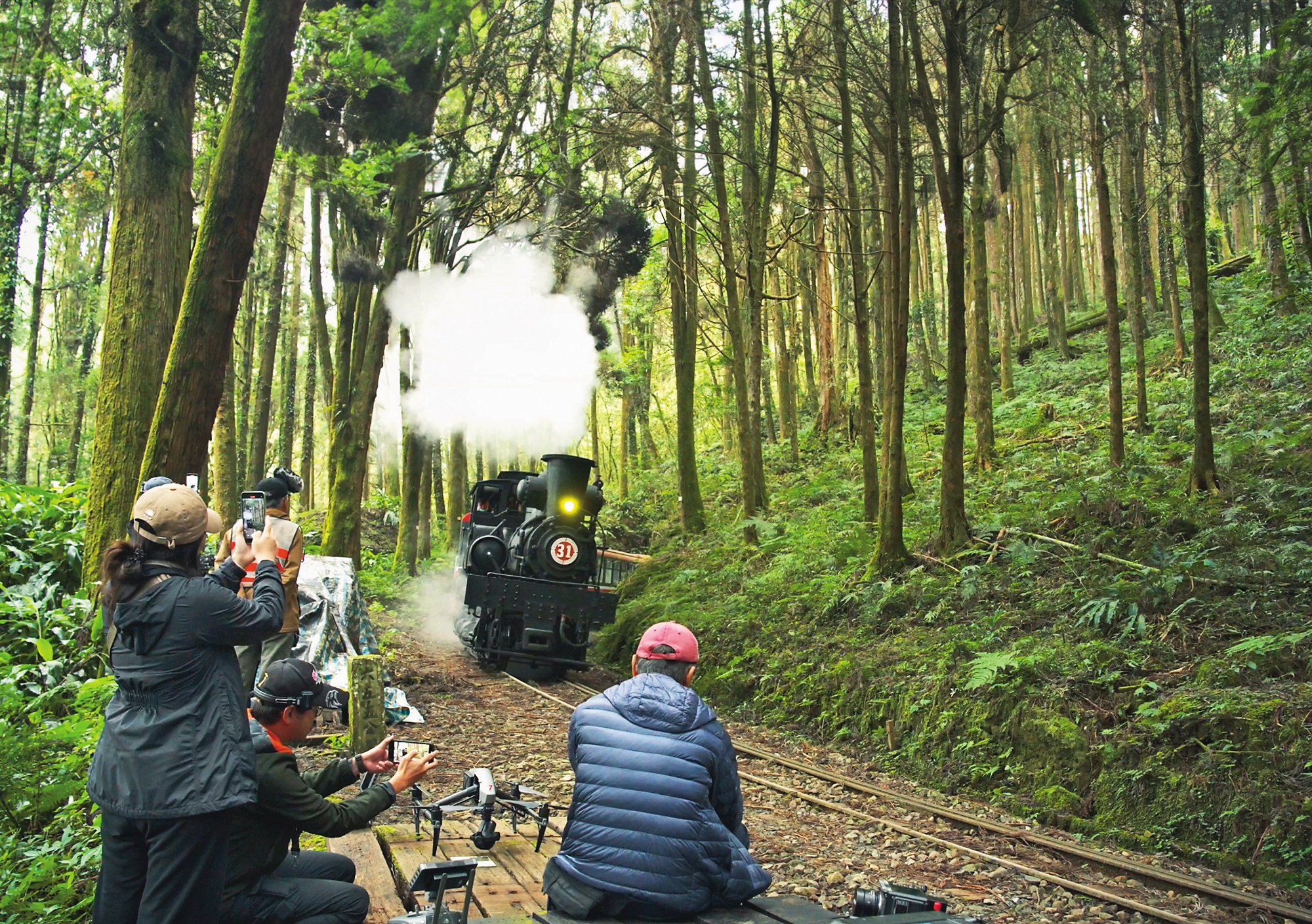 團隊捕捉蒸汽火車穿出隧道畫面。(公視提供)