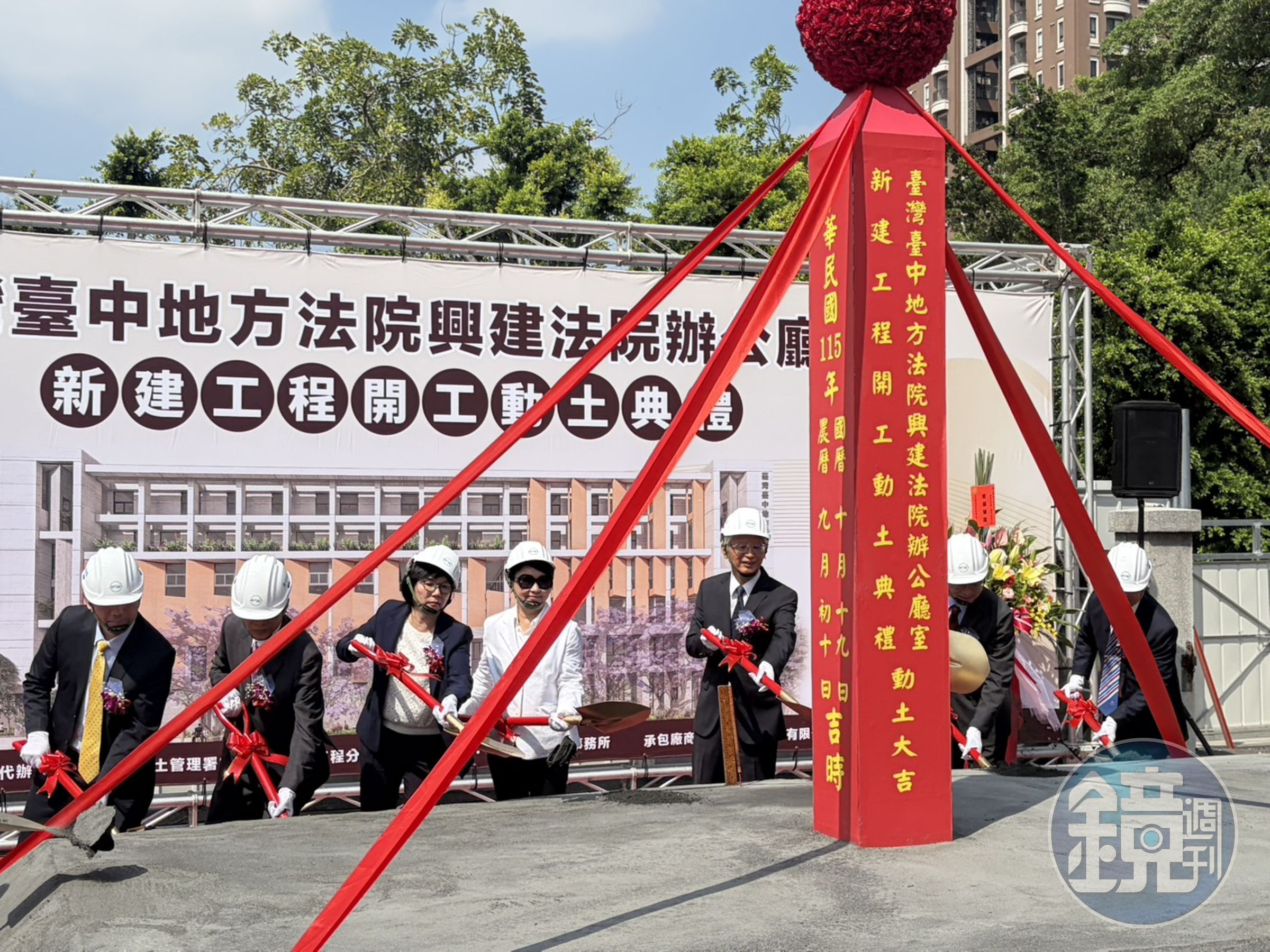 中院第三辦公大樓新建工程今動土, 司法院代理院長謝銘洋(右三)、台中市長盧秀燕(左四)到場參加典禮。(鄧玉瑩攝影)