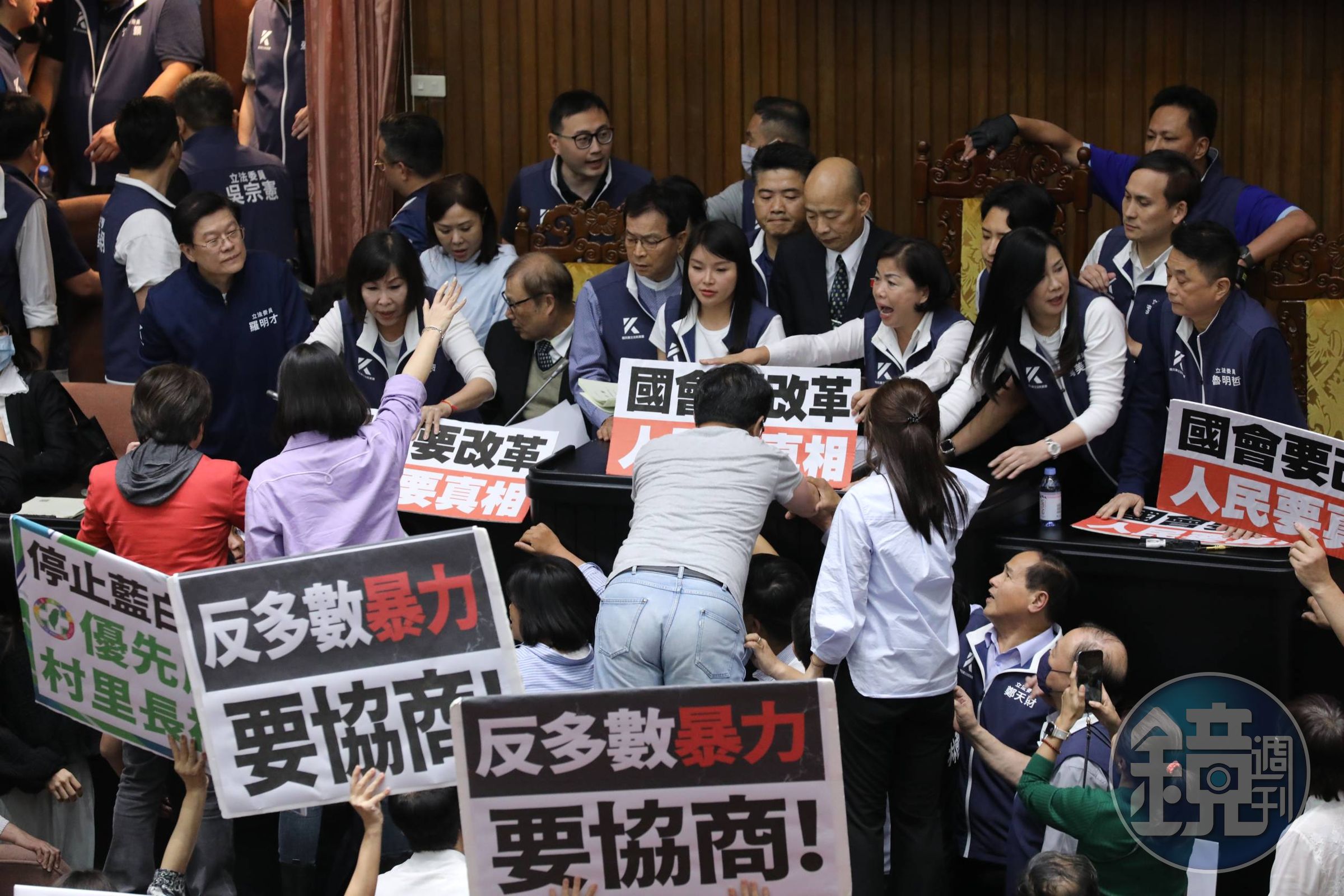 藍綠搶占主席台過程中也波及議事人員。