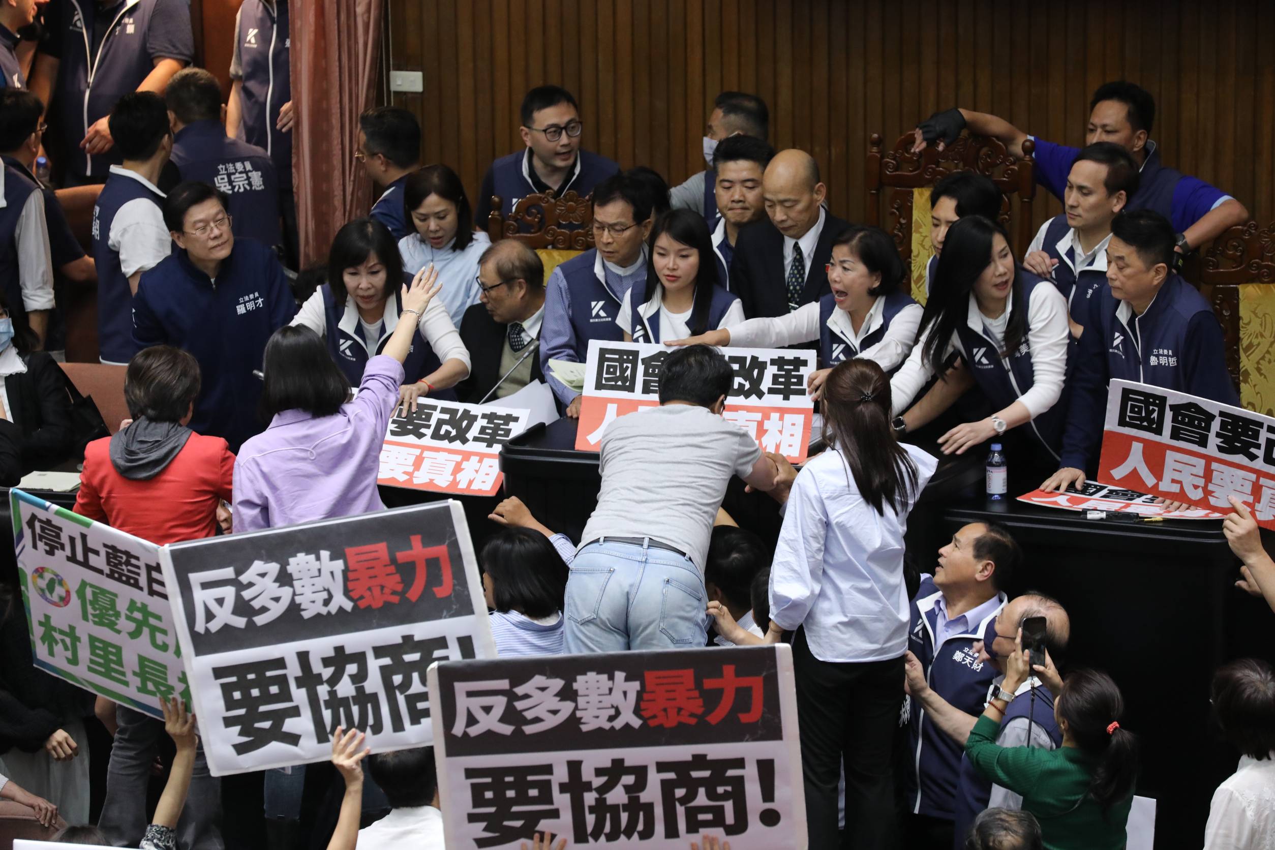 藍綠搶占主席台過程中也波及議事人員。