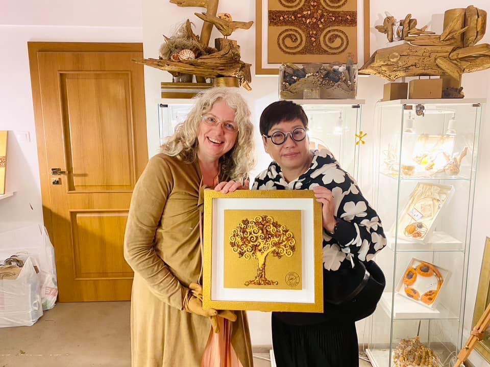 劉香秀接觸到了波蘭國寶「琥珀」，開啟了她與琥珀之間20年的奇妙緣分。（翻攝臉書）