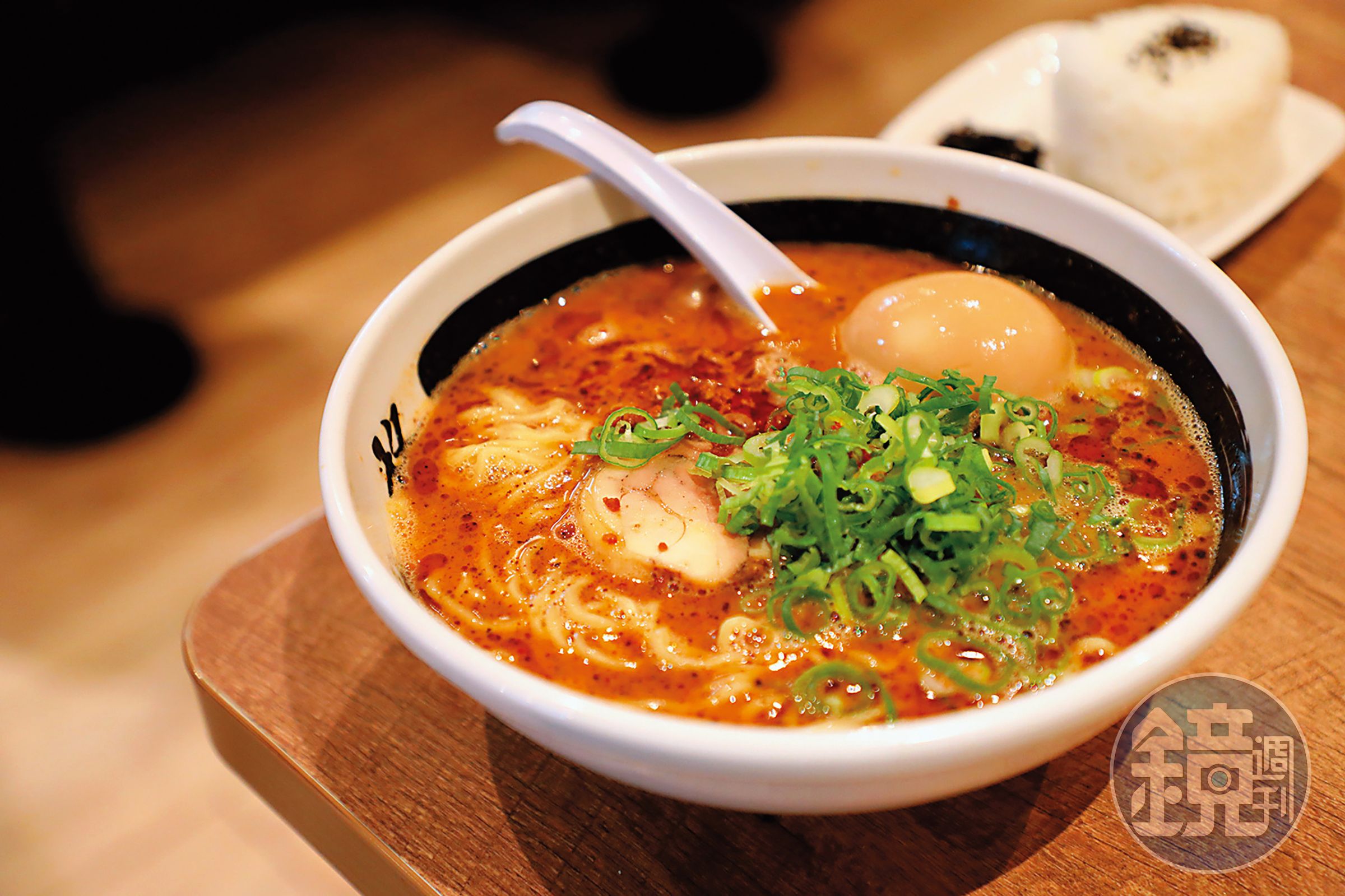 吃得到濃郁芝麻香氣與帶點微辣的「擔擔麵」，是銅座本店的限定餐點。也（830日圓／碗，約NT$183）