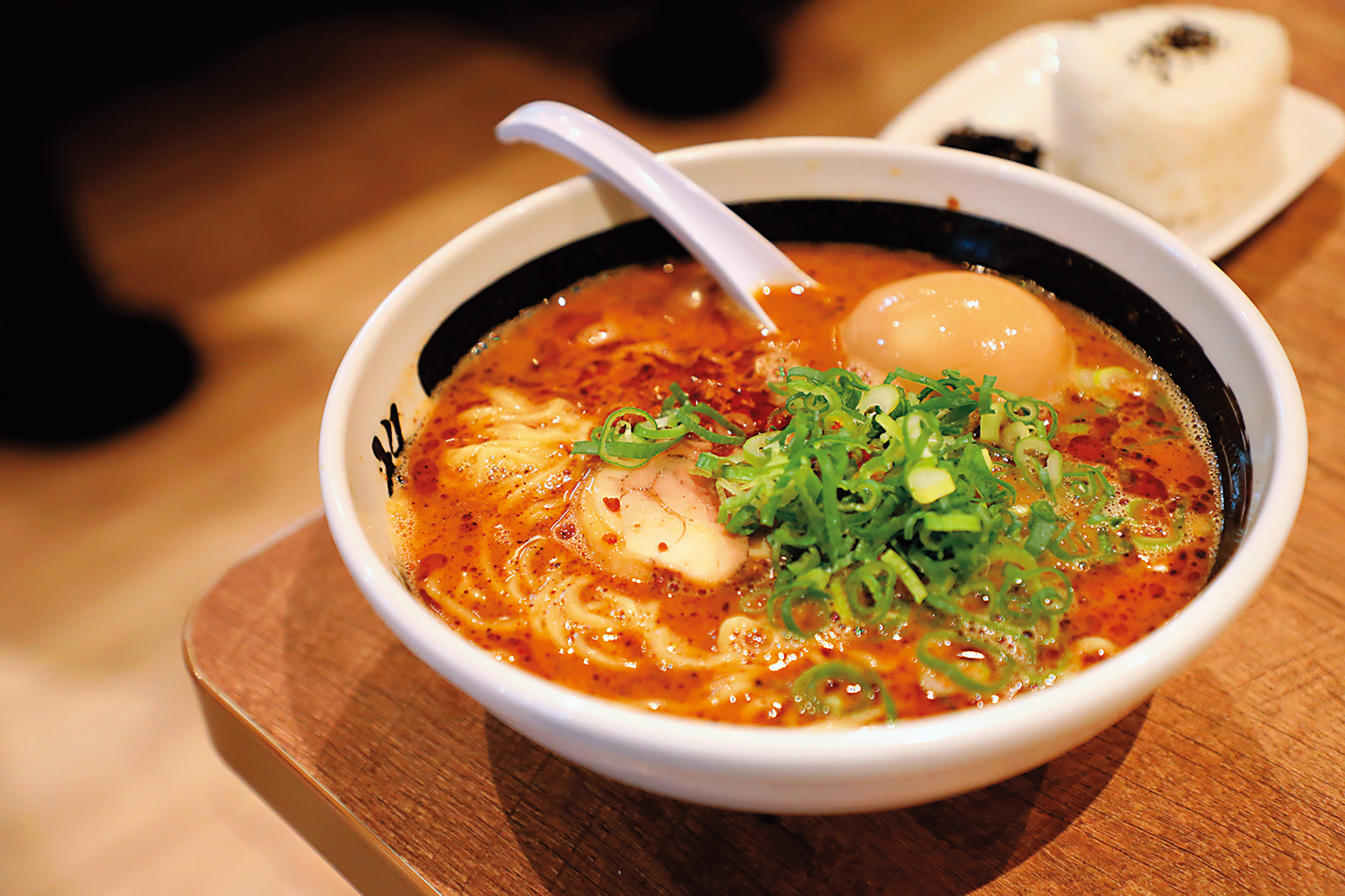 吃得到濃郁芝麻香氣與帶點微辣的「擔擔麵」,是銅座本店的限定餐點。也(830日圓/碗,約NT$183)