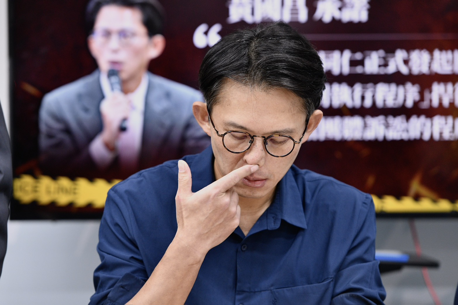 對於高虹安當年帶職參選,黃國昌切割表示那時民眾黨有自己的政策,而現在已經2025年了。(鏡報李智為)