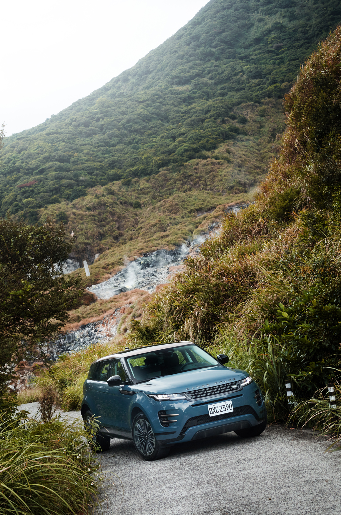 2024年式Evoque在外型上的變化並不大，不過試駕車亦採用了全新的翠貝卡藍車色＋柯林斯青銅懸浮式車頂＋20吋10幅亮澤深灰色鑽石鋁圈的客製化搭配，風格更為強烈之外，也帶有濃厚的英式時尚風情。