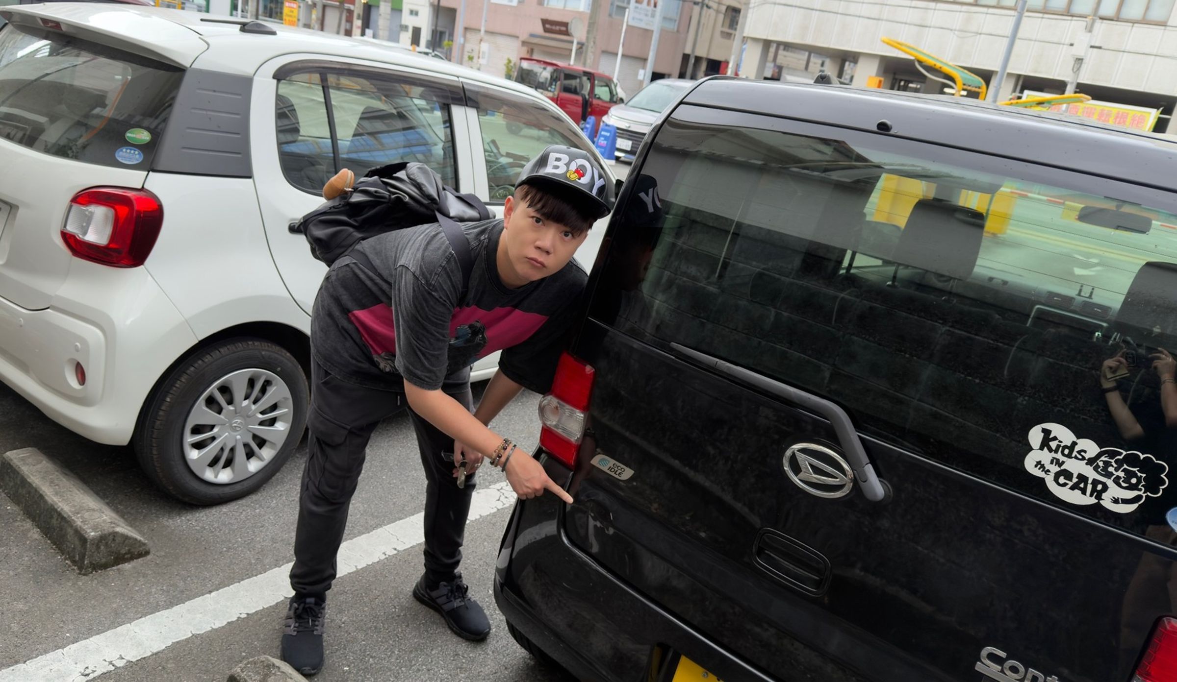 藝人李岳沖繩旅遊發生車子擦撞意外。（種瓜得瓜工作室提供）