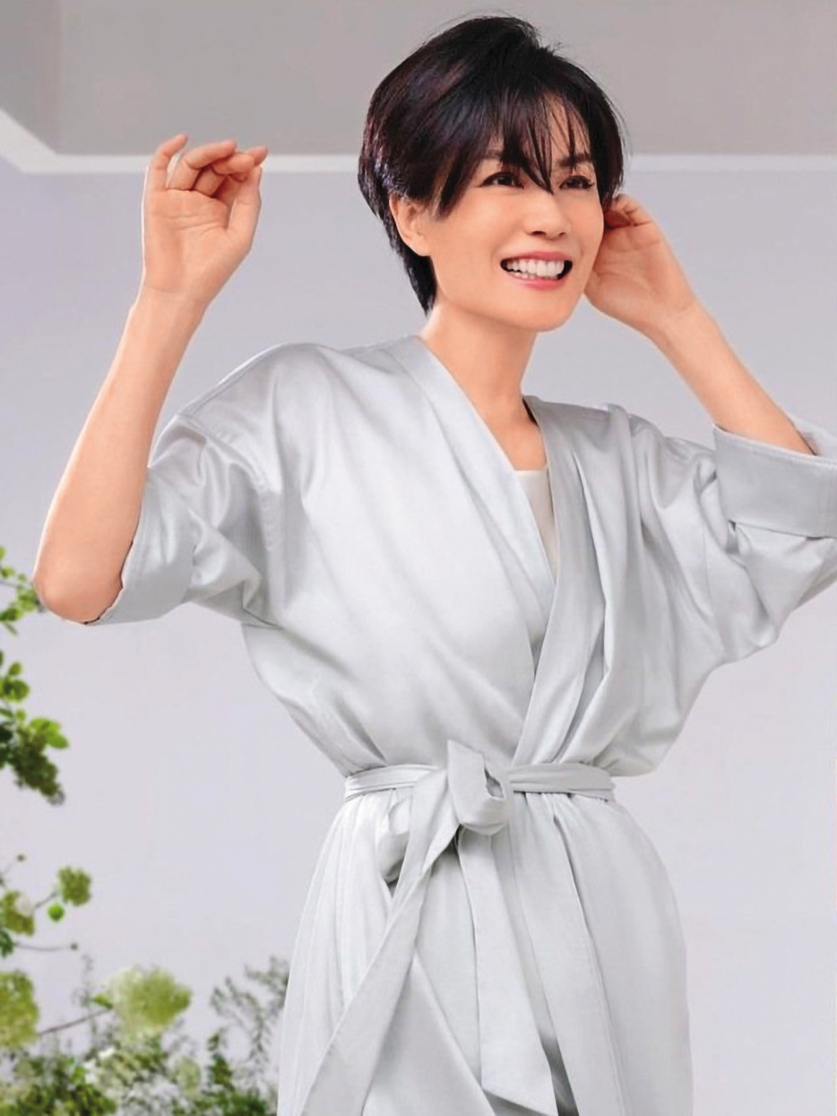 2022年王菲代言內衣，穿著睡袍上陣見不到內衣真面目，奇特的行銷方式照樣讓銷量暴增。（翻攝自neiwai IG）（翻攝自微博）