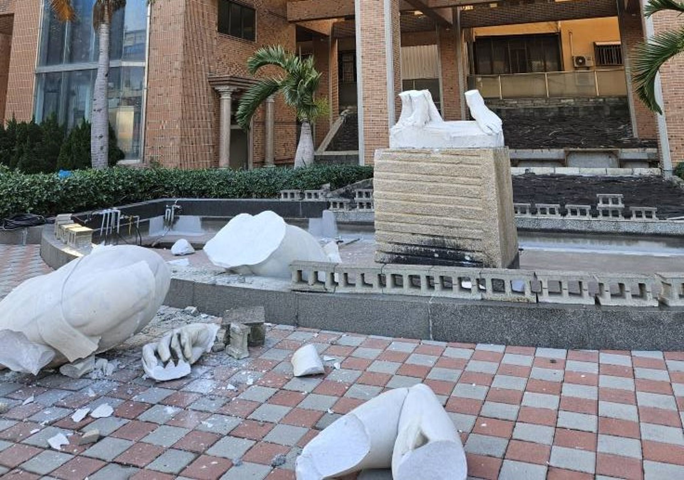 彰化縣一處大樓中庭的大衛雕像是彰化地標，這次嘉義地震突然倒塌， 讓民眾不捨。（翻攝臉書「彰化人大小事」）