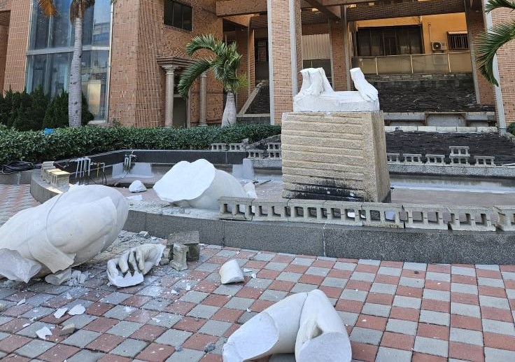 彰化縣一處大樓中庭的大衛雕像是彰化地標，這次嘉義地震突然倒塌， 讓民眾不捨。（翻攝臉書「彰化人大小事」）