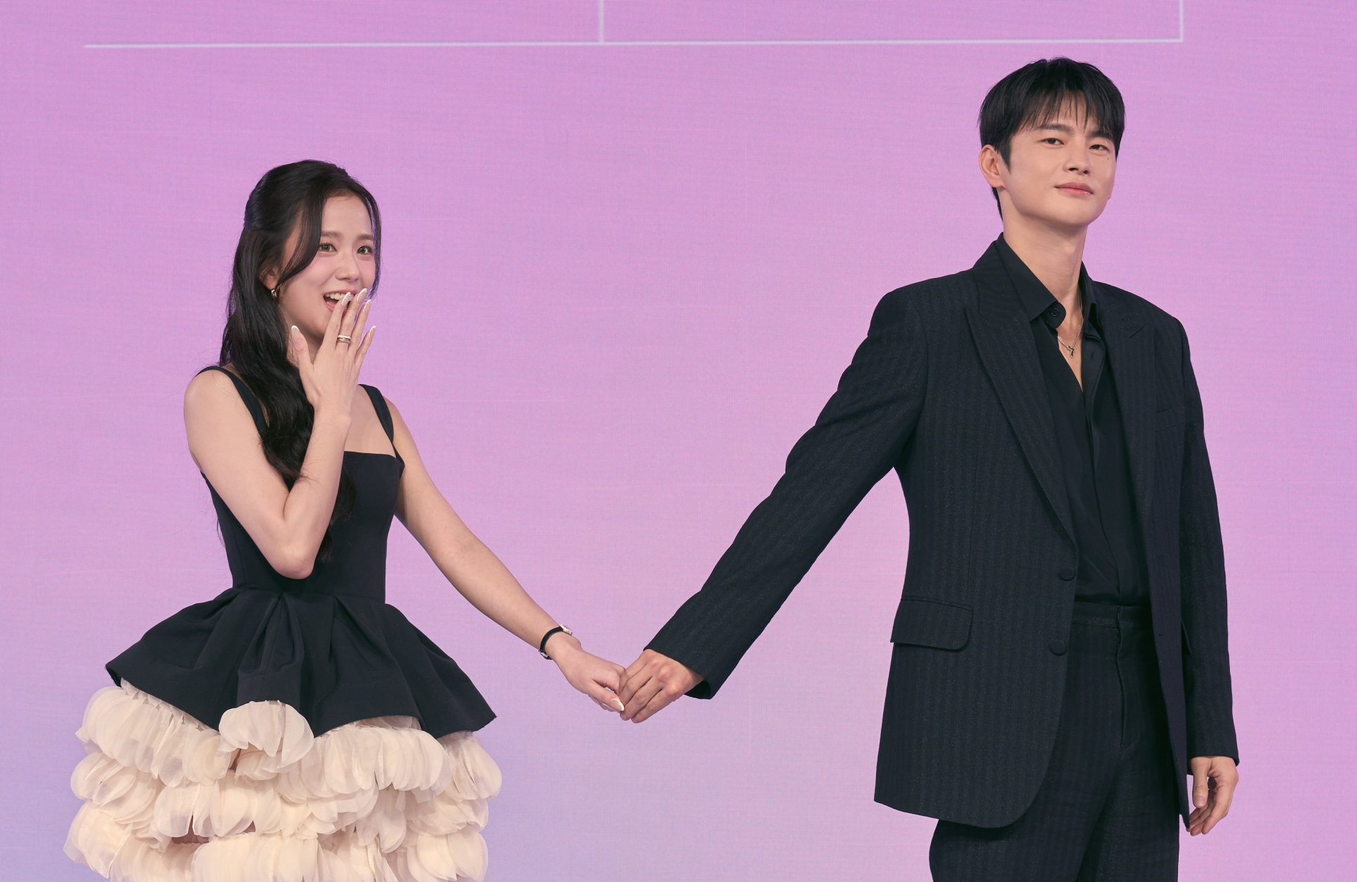 Jisoo與徐仁國今(26日)出席《訂閱男友》記者會,兩人默契絕佳。(Netflix提供)