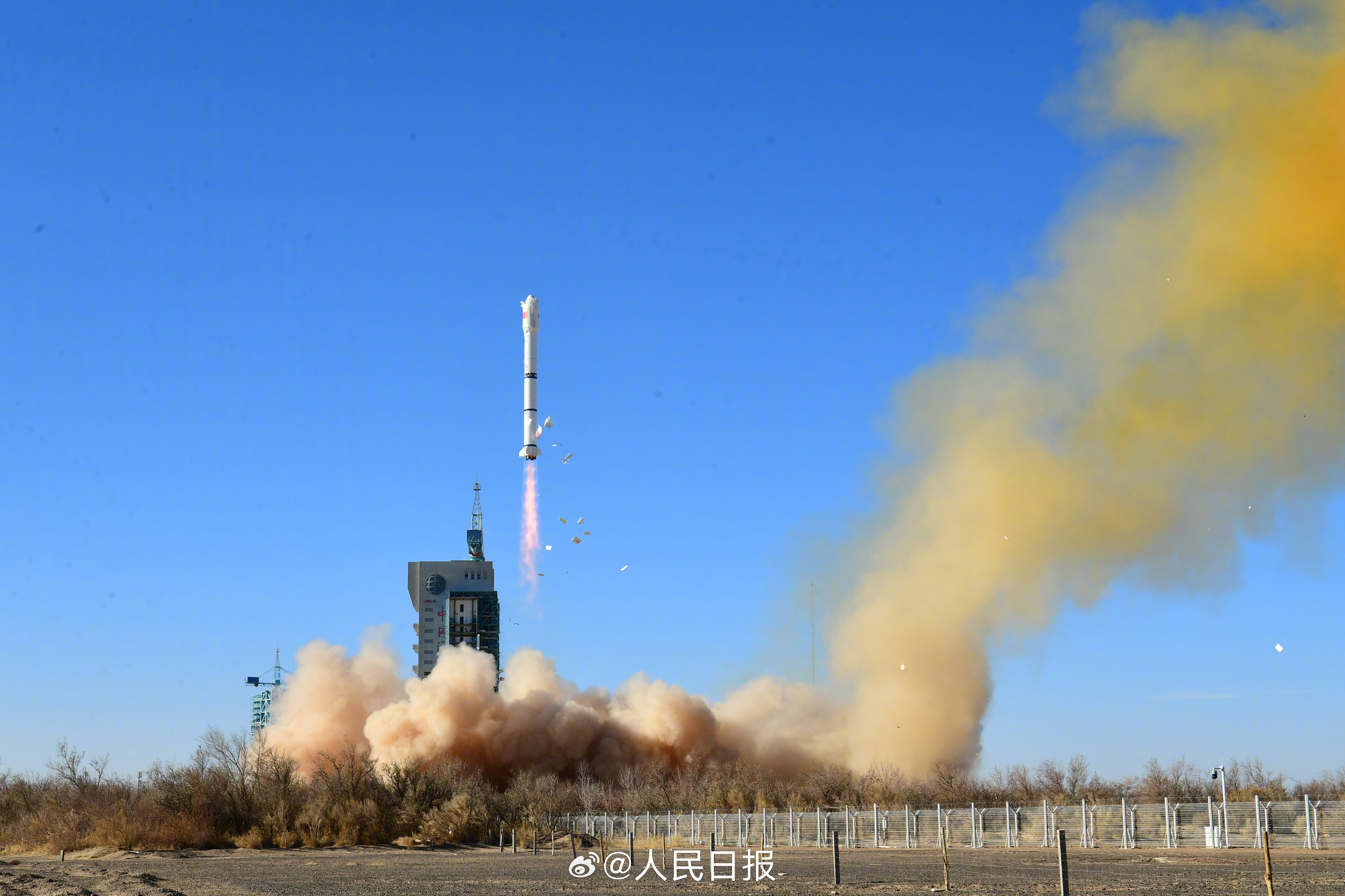 中共4日於甘肅酒泉衛星發射中心發射衛星火箭。（翻攝人民日報）