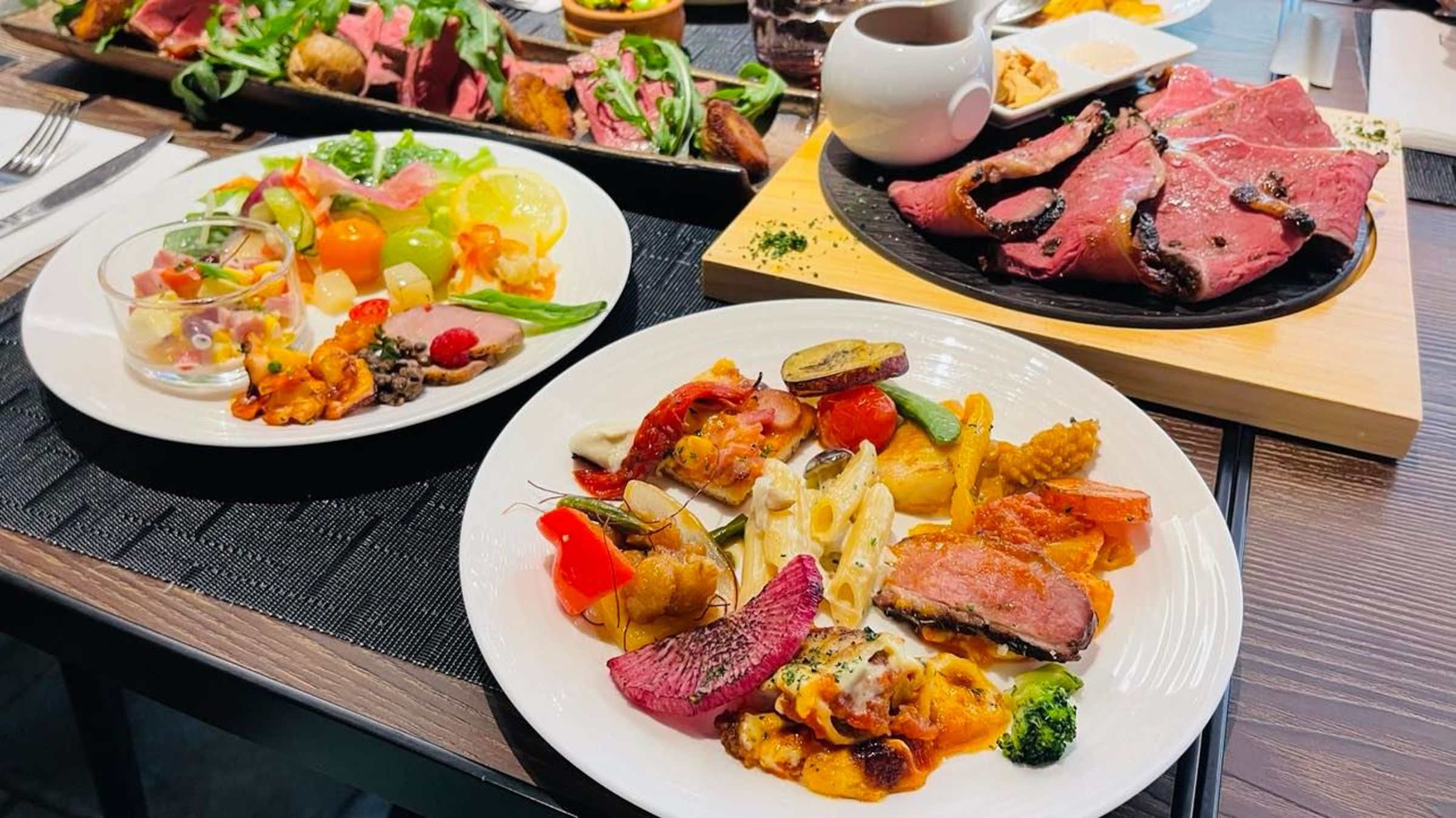 網友建議去吃buffet要專攻海鮮、牛排等品項食物比較划算。（示意圖，photoAC）