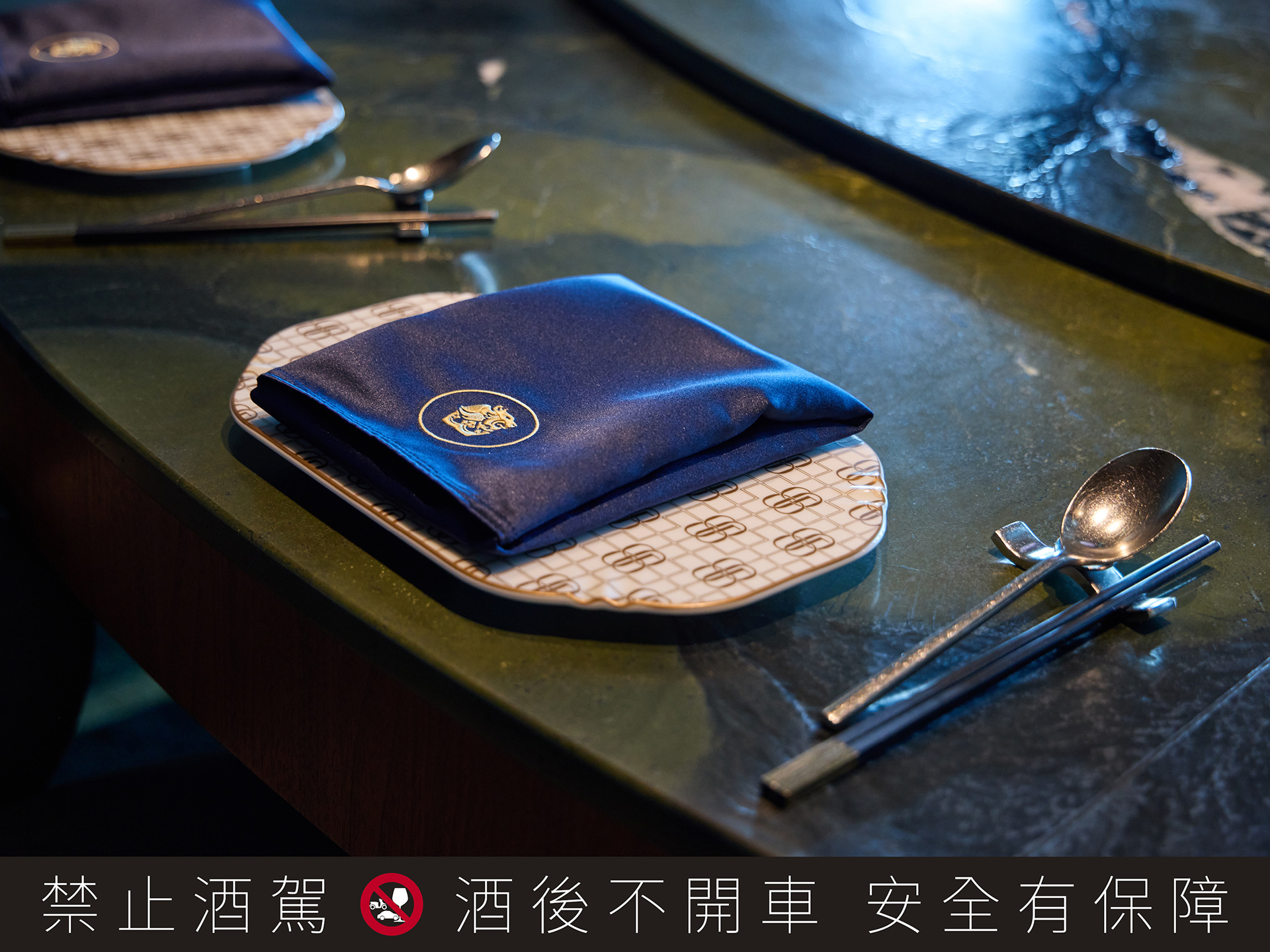 「皇家禮炮 尊榮包廂」以王者之鑽佐名廚之饌，不僅驚豔味蕾，奢華細節更能升級用餐體驗。