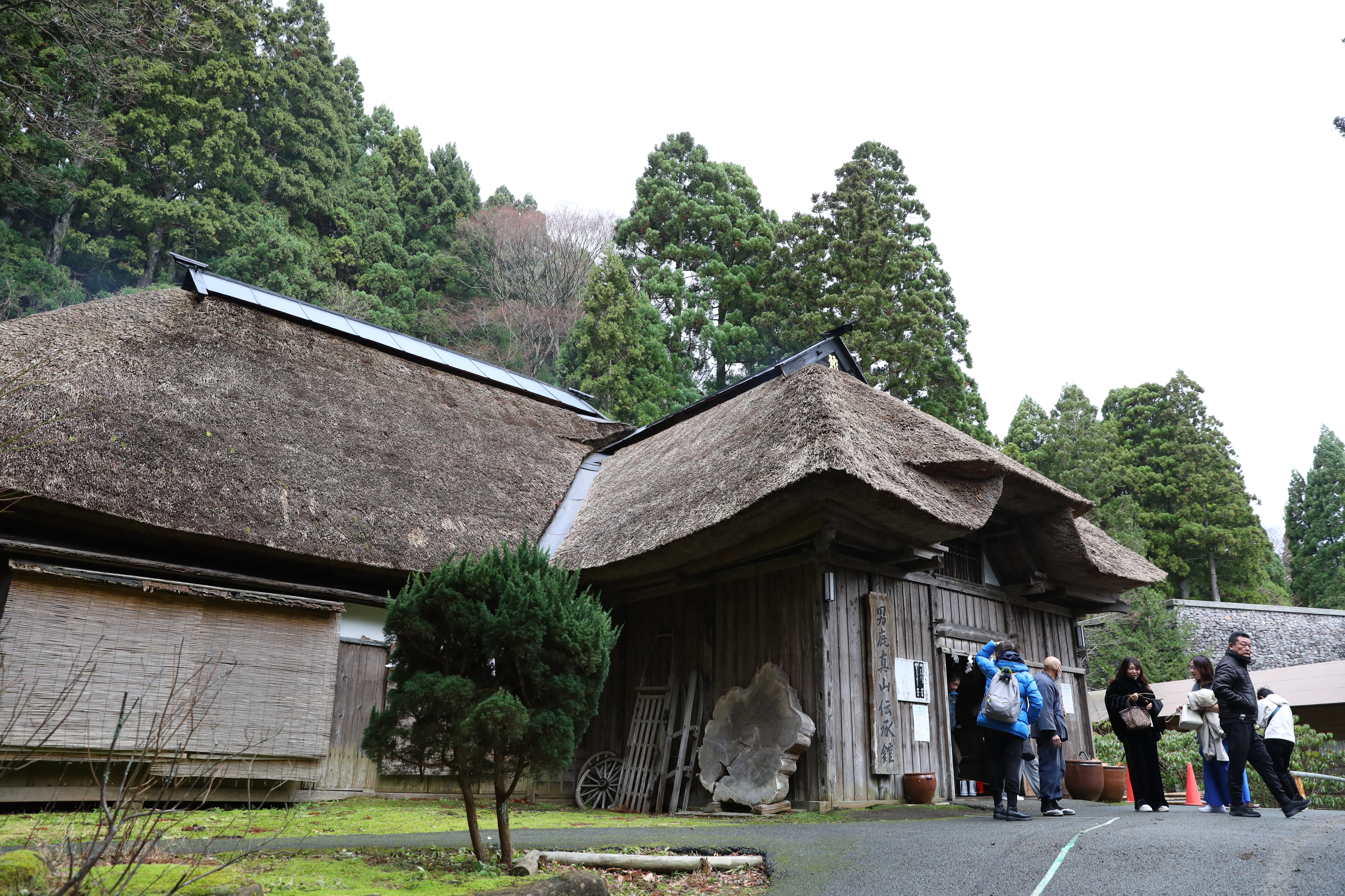 將男鹿地方典型的曲家民家移築到此,成立「「男鹿真山傳承館」」。